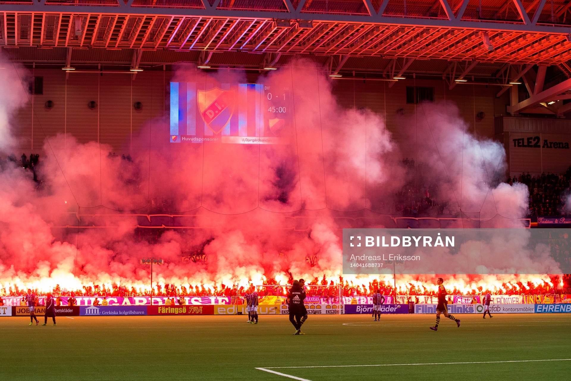 Djurgårdens supportrar tänder bengaler