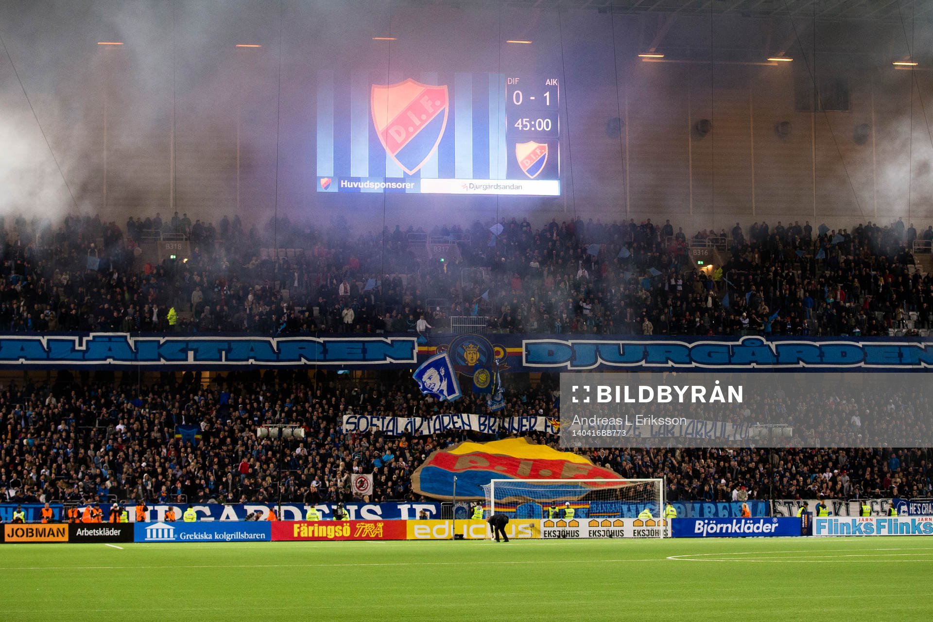 Djurgårdens supportrar med en banderoll
