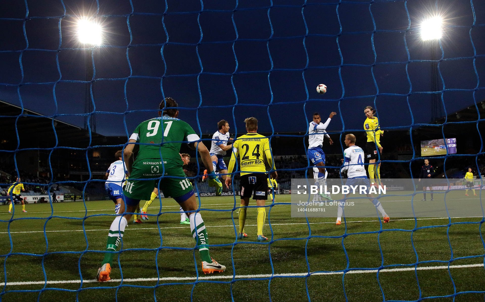 Norrköpings Isaac Kiese Thelin nickar nära målet