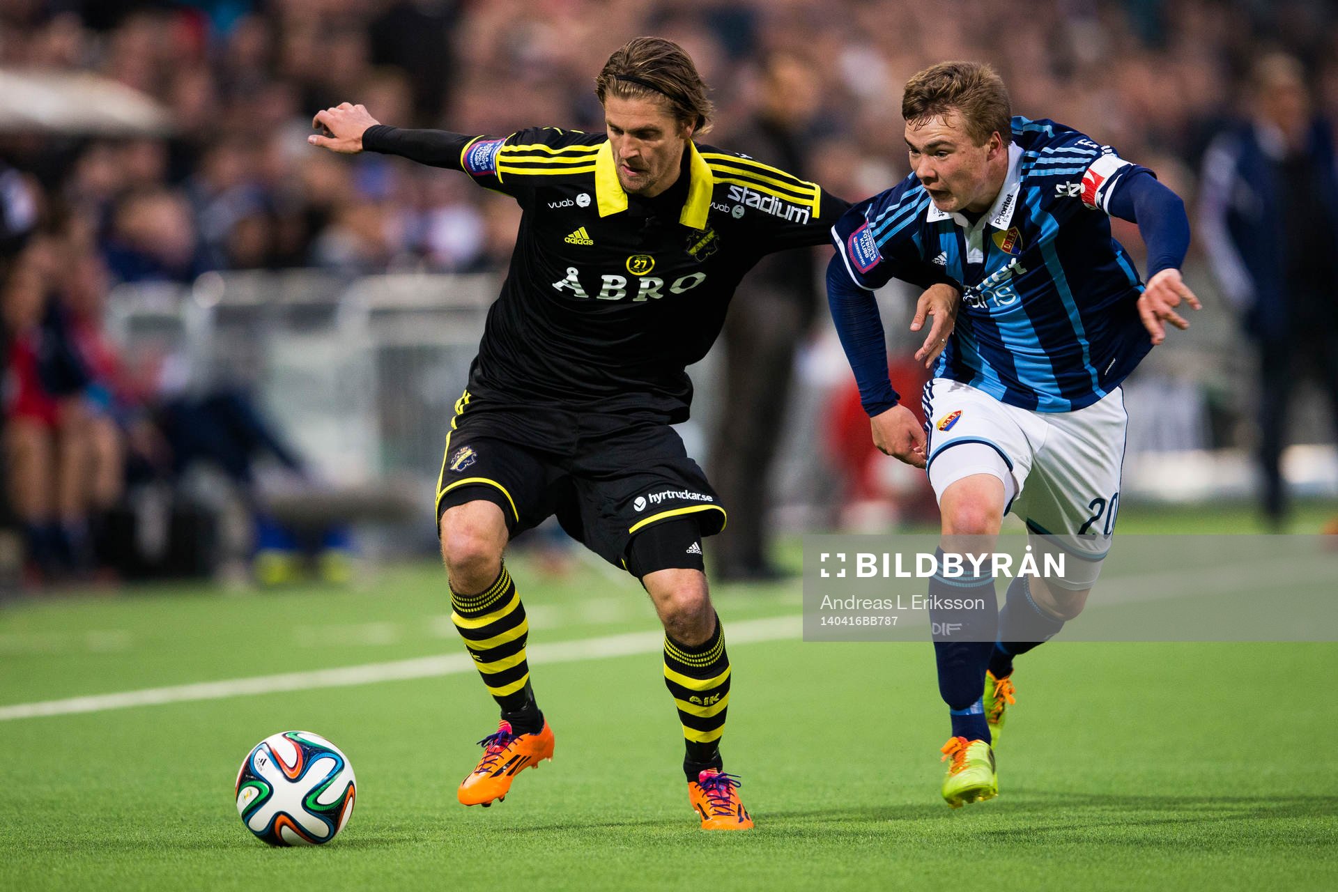 s Martin Lorentzson håller undan Djurgårdens Simon