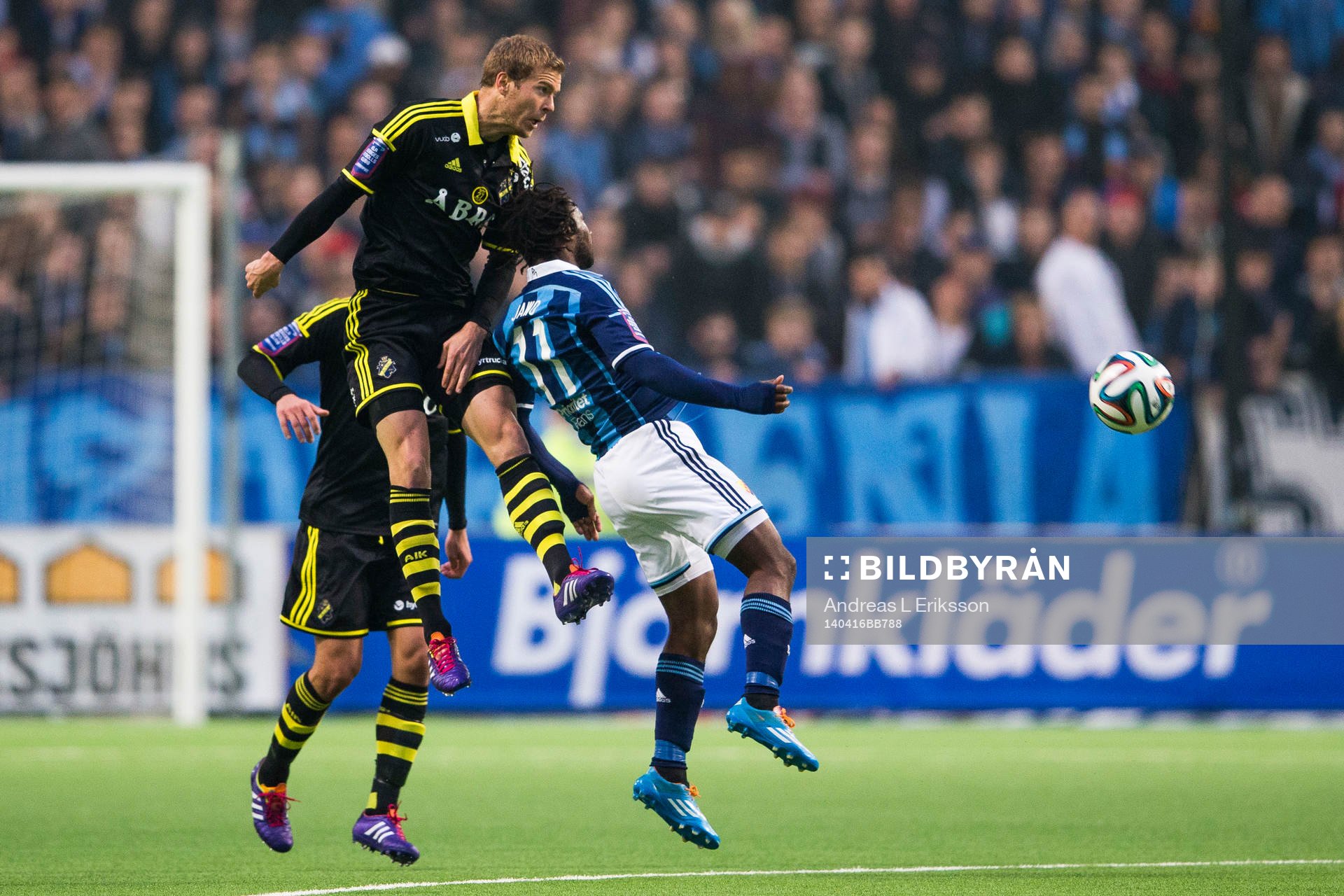 AIK:s Per Karlsson i en nickduell med Djurgårdens Amadou Jawo under fotbollsmatchen i Allsvenskan mellan Djurgården och AIK den 16 april 2014 i Stockholm.