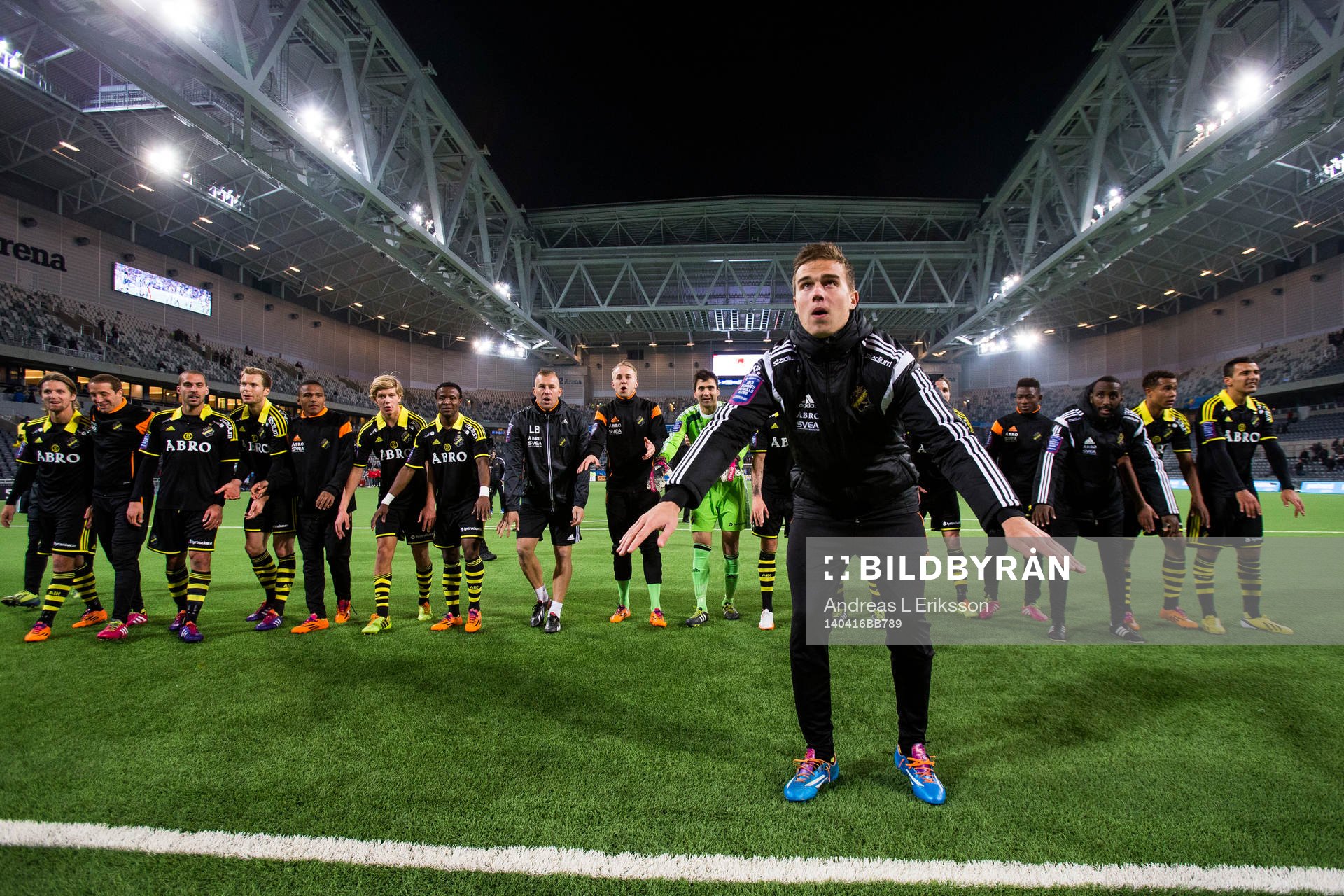 AIK:s Eero Markkanen och hans lagkamrater tackar publiken efter fotbollsmatchen i Allsvenskan mellan Djurgården och AIK den 16 april 2014 i Stockholm.
