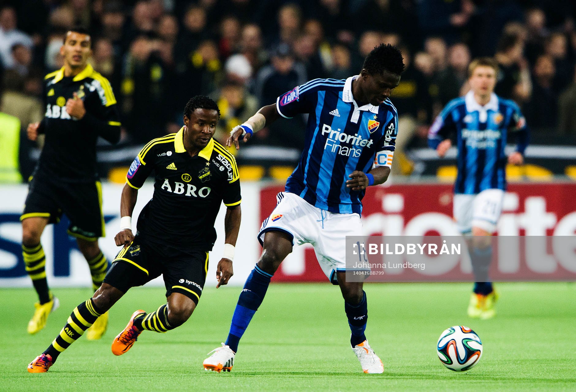 s Kennedy Igboananike jagar Djurgårdens Daniel Amartey