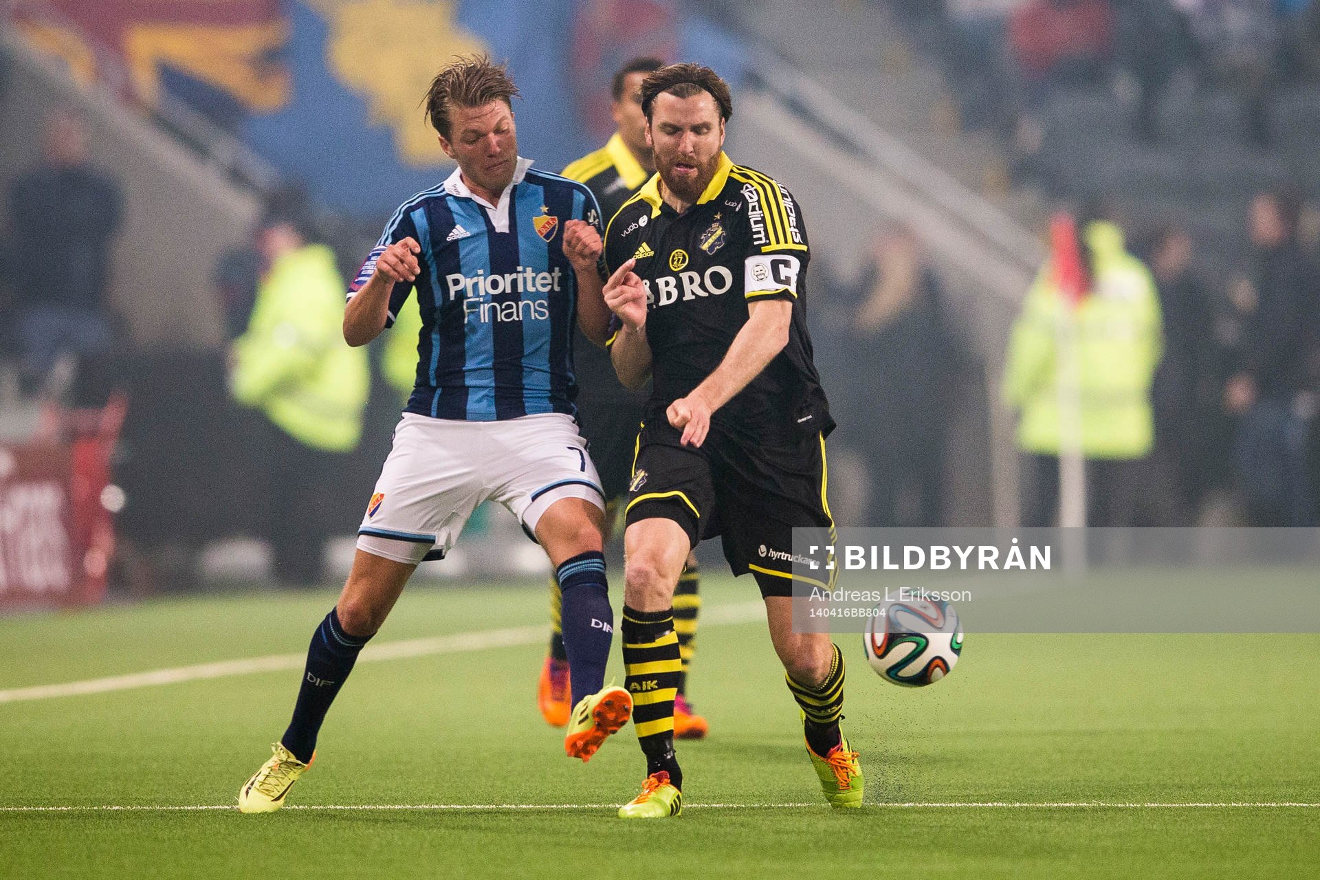 Djurgårdens Martin Broberg i kamp om bollen med AIK:s Nils-Eric Johansson under fotbollsmatchen i Allsvenskan mellan Djurgården och AIK den 16 april 2014 i Stockholm.