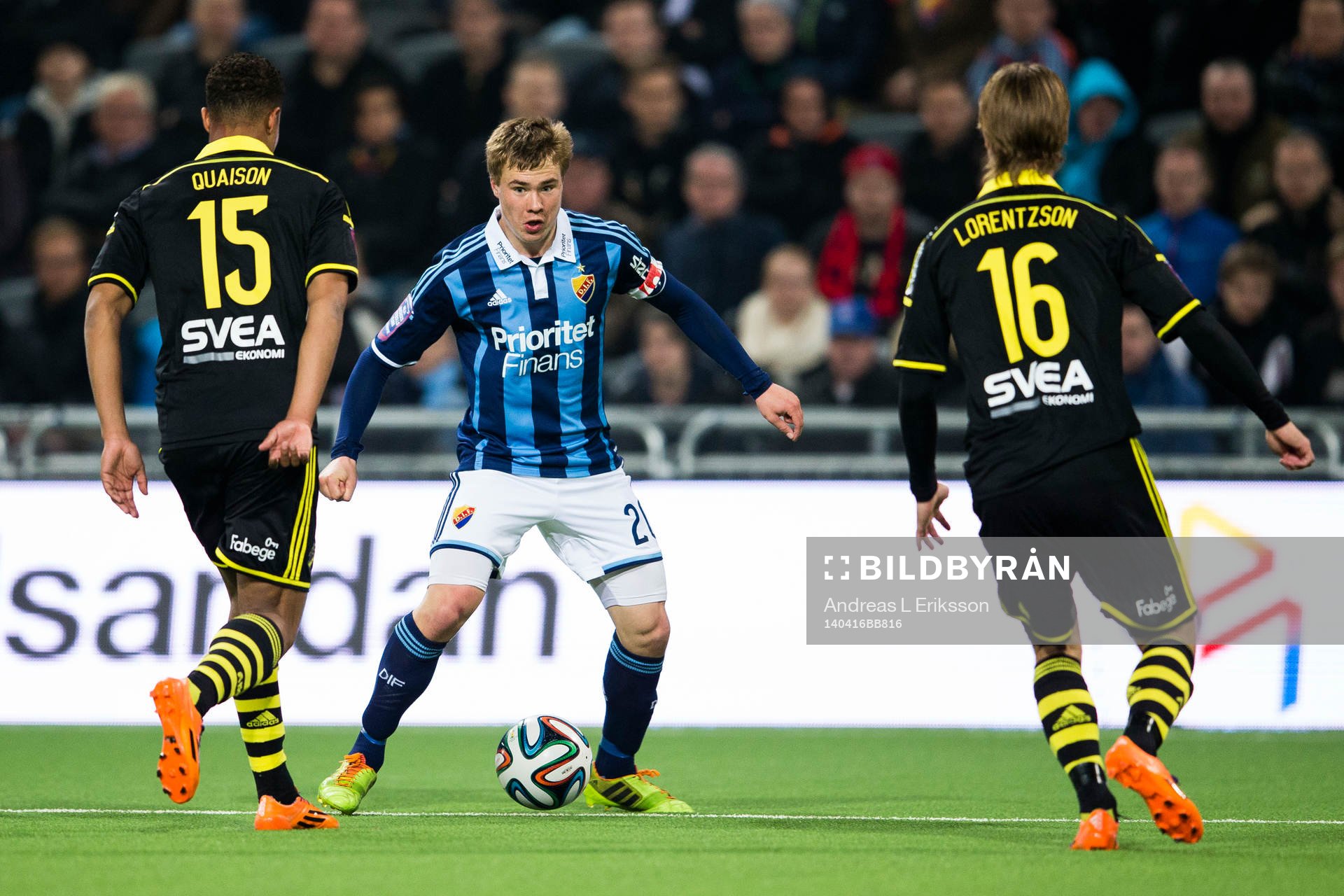 Djurgårdens Simon Tibbling med bollen