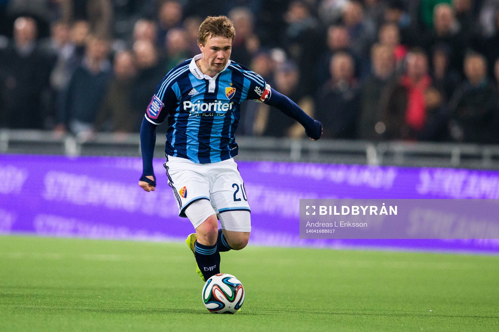 Djurgårdens Simon Tibbling med bollen