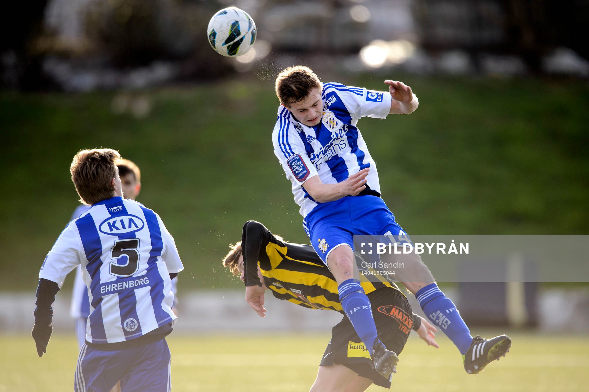 IFK Göteborgs Linus Dahl nickar bollen under fotbollsmatchen i juniorallsvenskan mellan Häcken och IFK Göteborg den 16 april 2014 i Göteborg.
