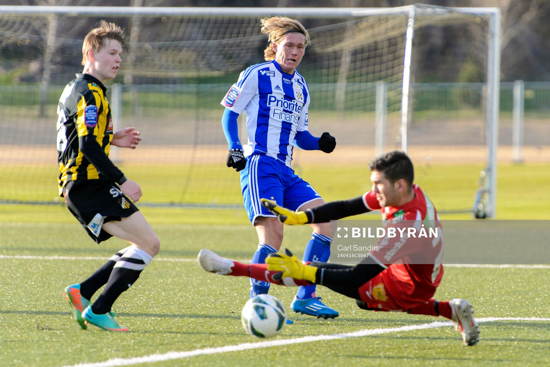 Häckens målvakt Emre Patat räddar ett skott från IFK