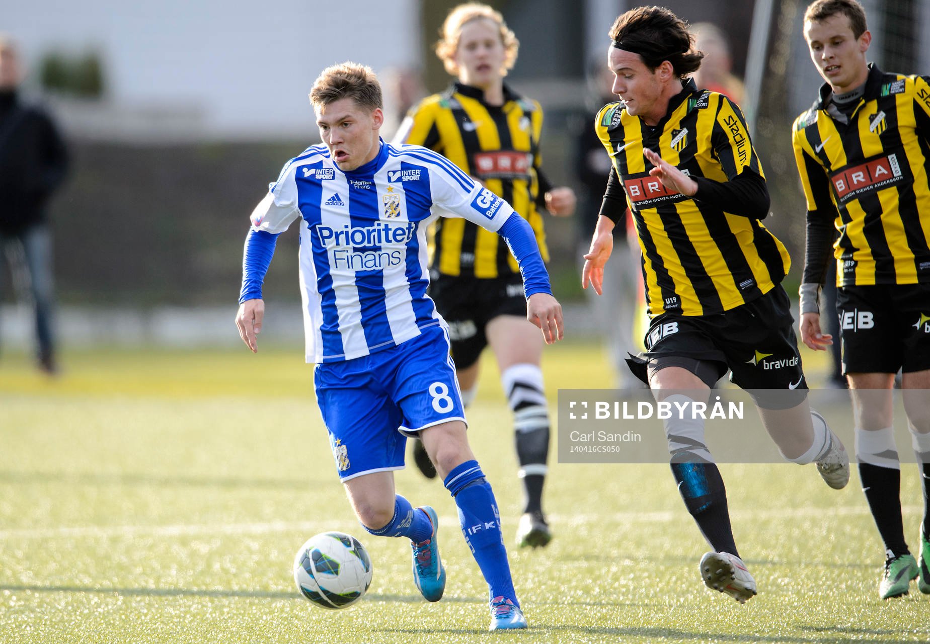 IFK Göteborgs Karl Bohm jagas av Häckens Fredrik Ekman