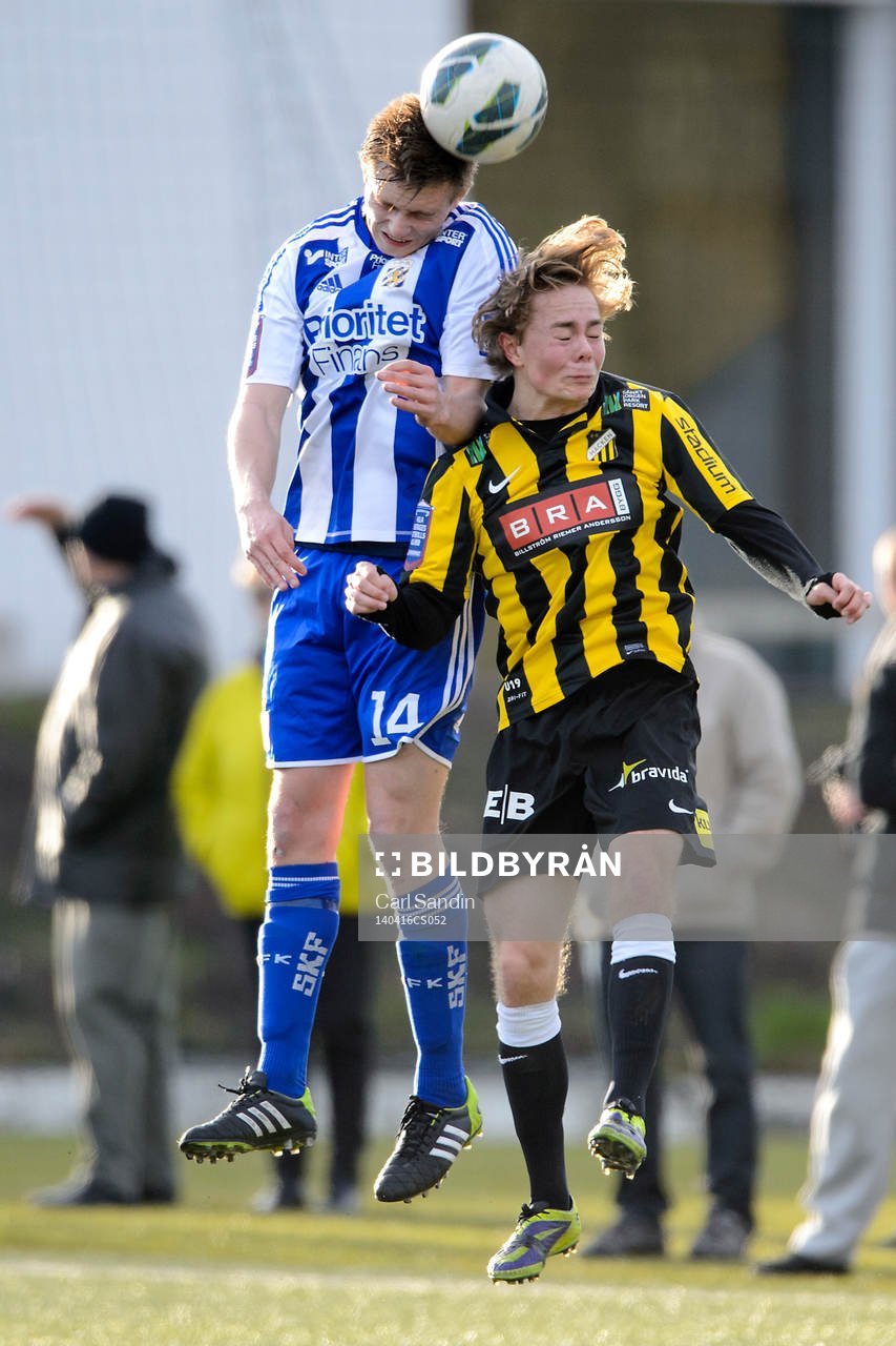IFK Göteborgs Linus Dahl i nickduell med Häckens Adam