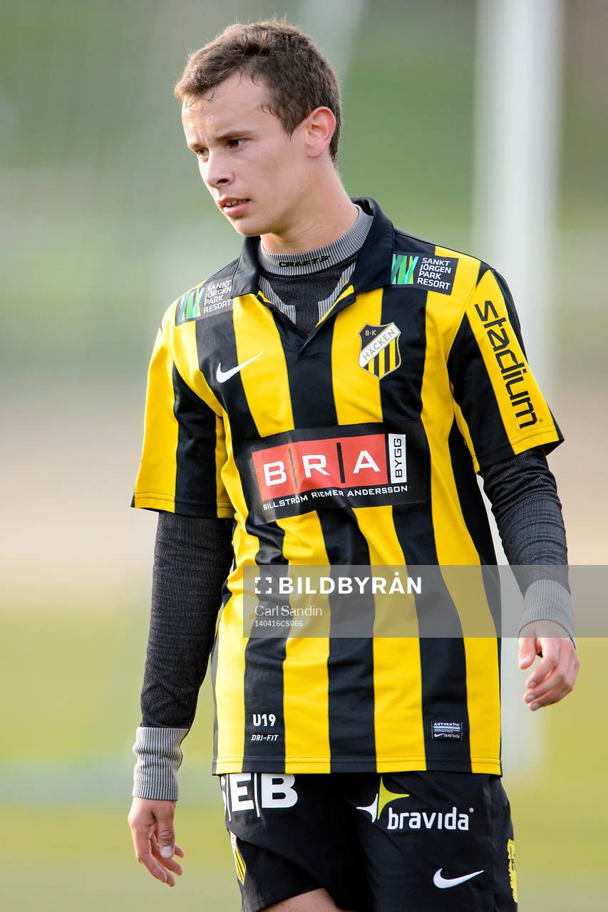 Häckens Rasmus Andernil Bozic under fotbollsmatchen i juniorallsvenskan mellan Häcken och IFK Göteborg den 16 april 2014 i Göteborg.