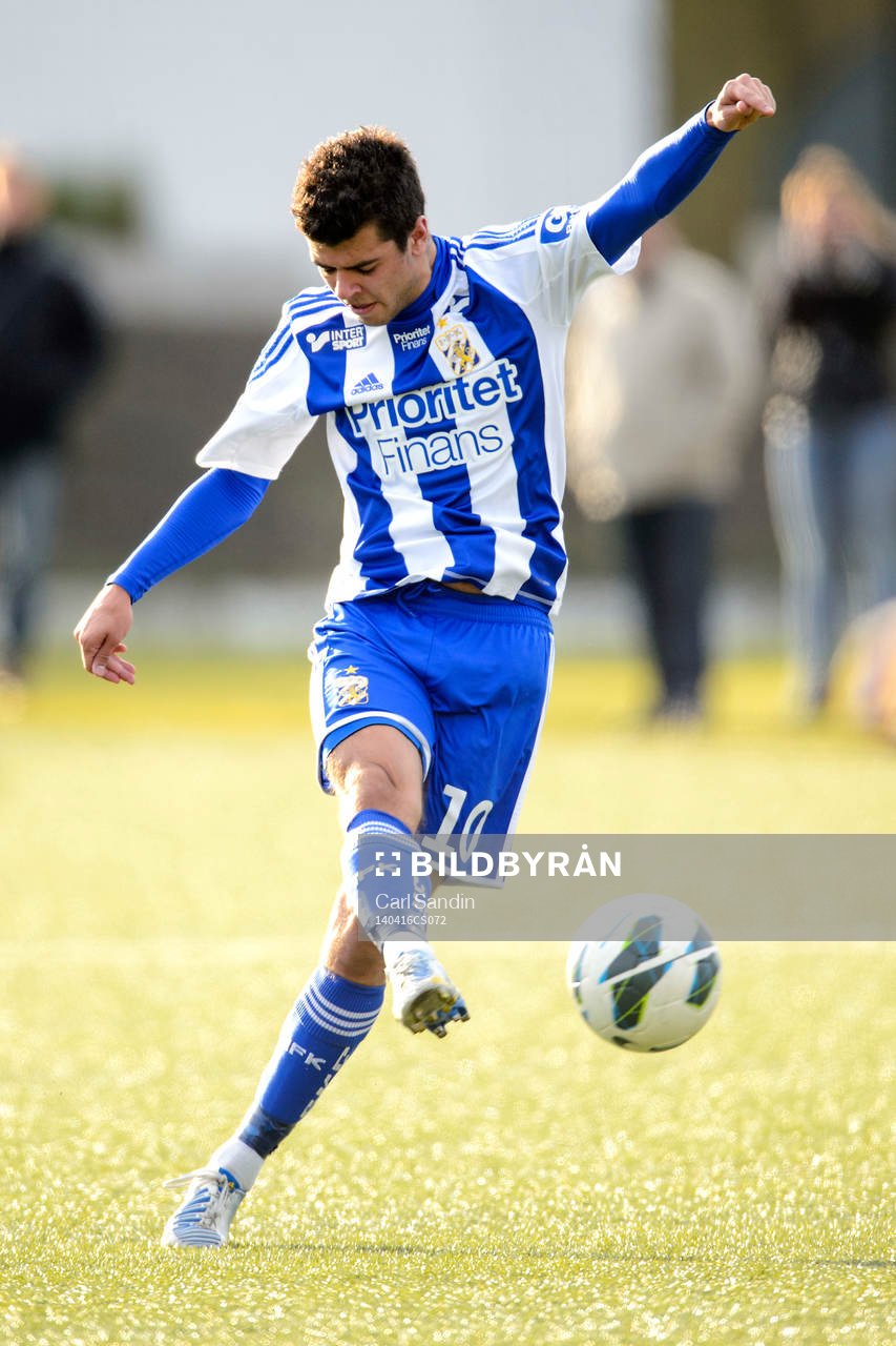 IFK Göteborgs Nikola Zivkovic skjuter bollen