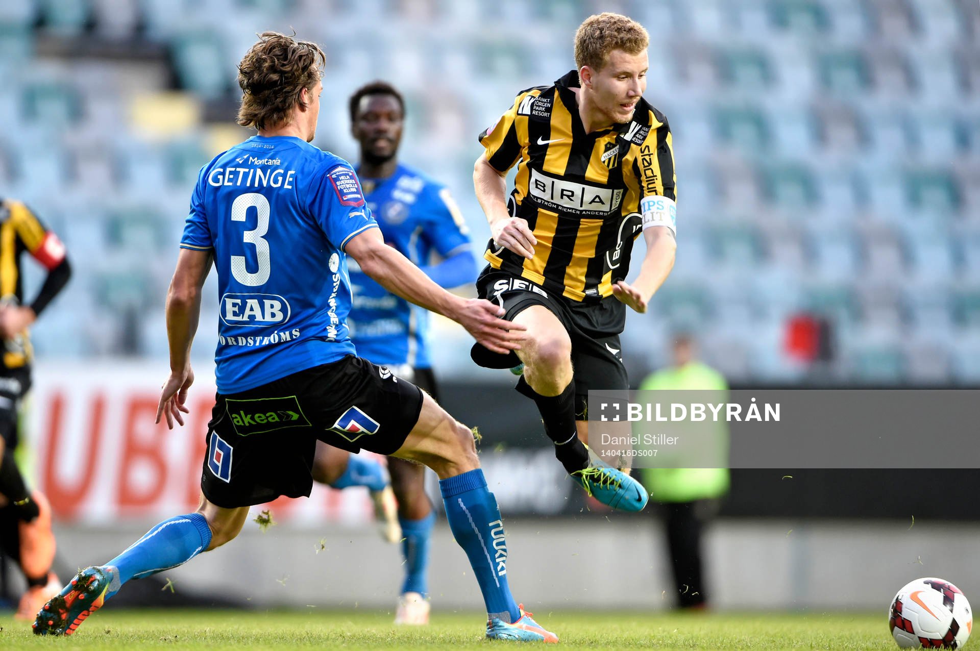 Häckens Simon Gustafson tar sig förbi Halmstads Fredrik