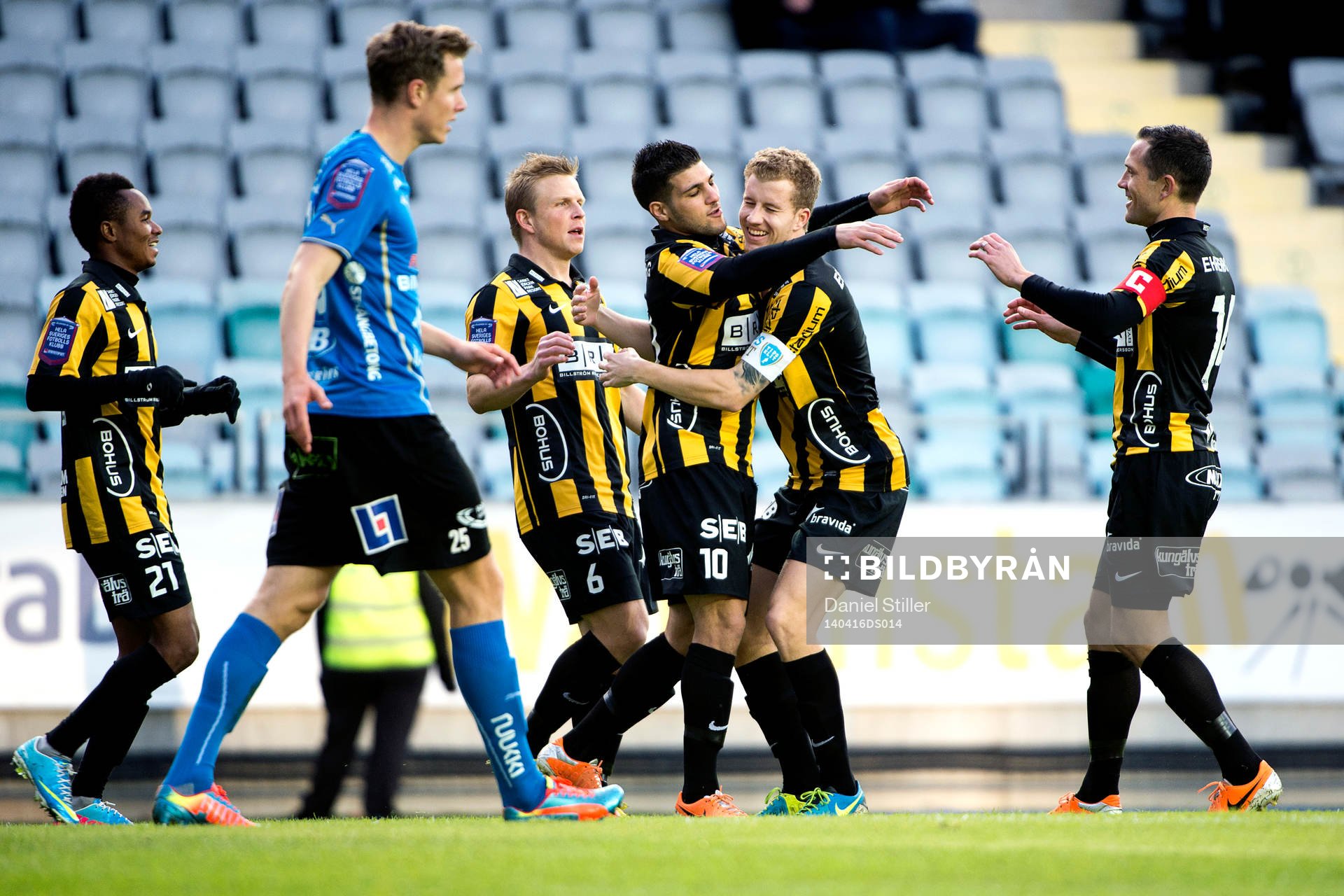 Häckens Moestafa El Kabir gör 1-0 och kramas om av Simon