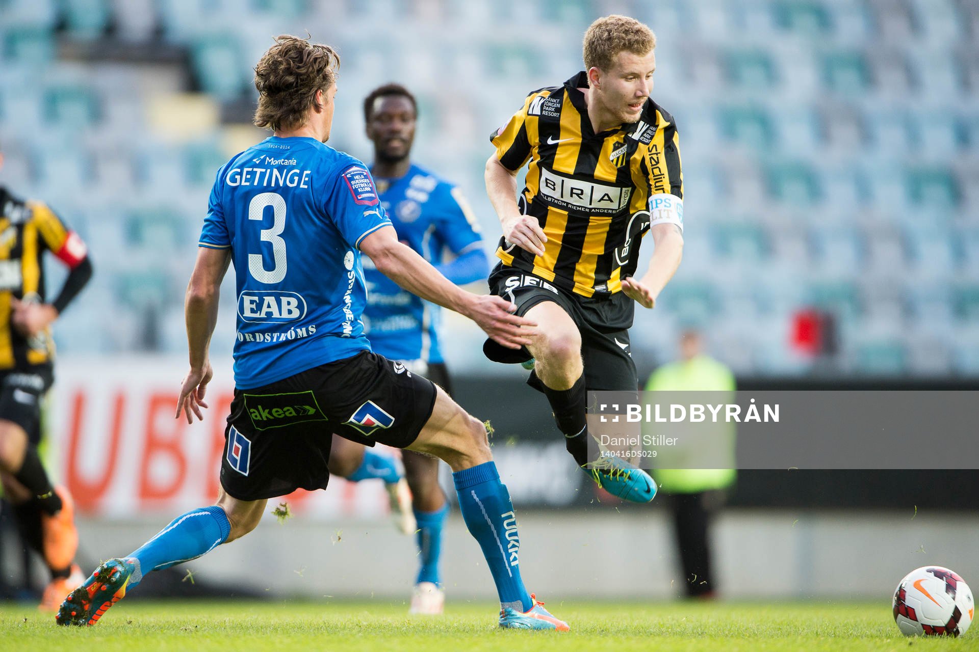 Halmstads Fredrik Liverstam kommer inte åt Häckens Simon