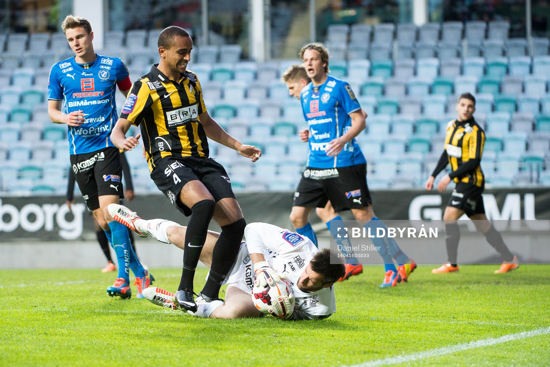 Halmstads målvakt Stojan Lukic snor bollen framför