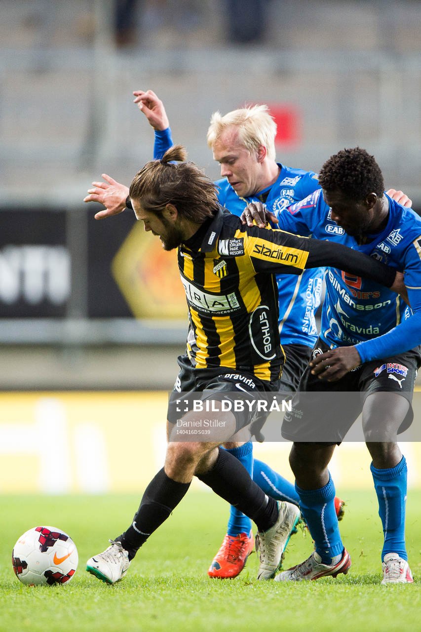 Häckens Ivo Pekalski i kamp med Kristoffer Thydell och King Osei Gyan under fotbollsmatchen i Allsvenskan mellan Häcken och Halmstad den 16 april 2014 i Göteborg.