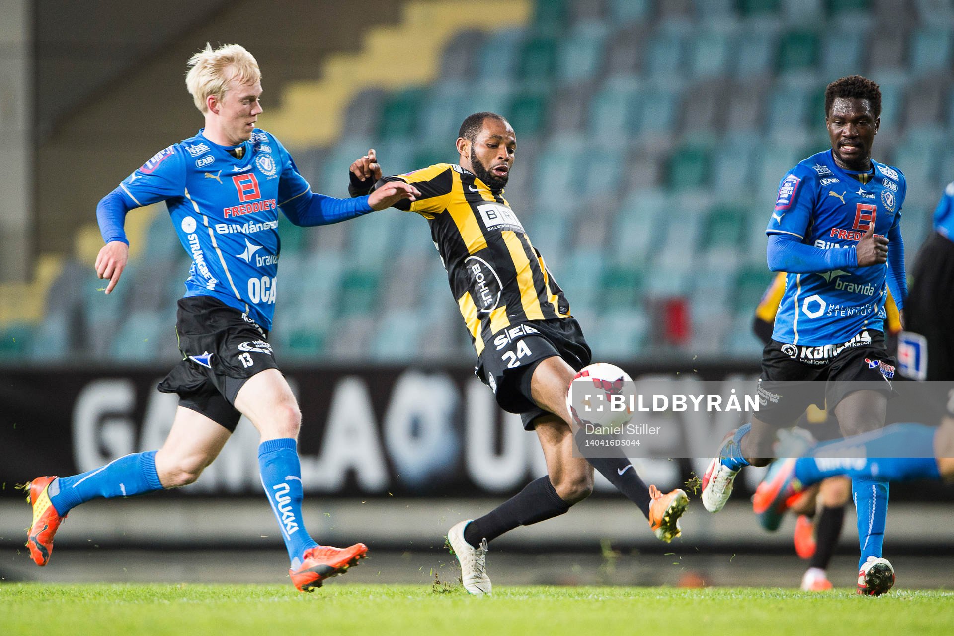 Halmstads Kristoffer Thydell i kamp med Häckens Rene Makondele under fotbollsmatchen i Allsvenskan mellan Häcken och Halmstad den 16 april 2014 i Göteborg.