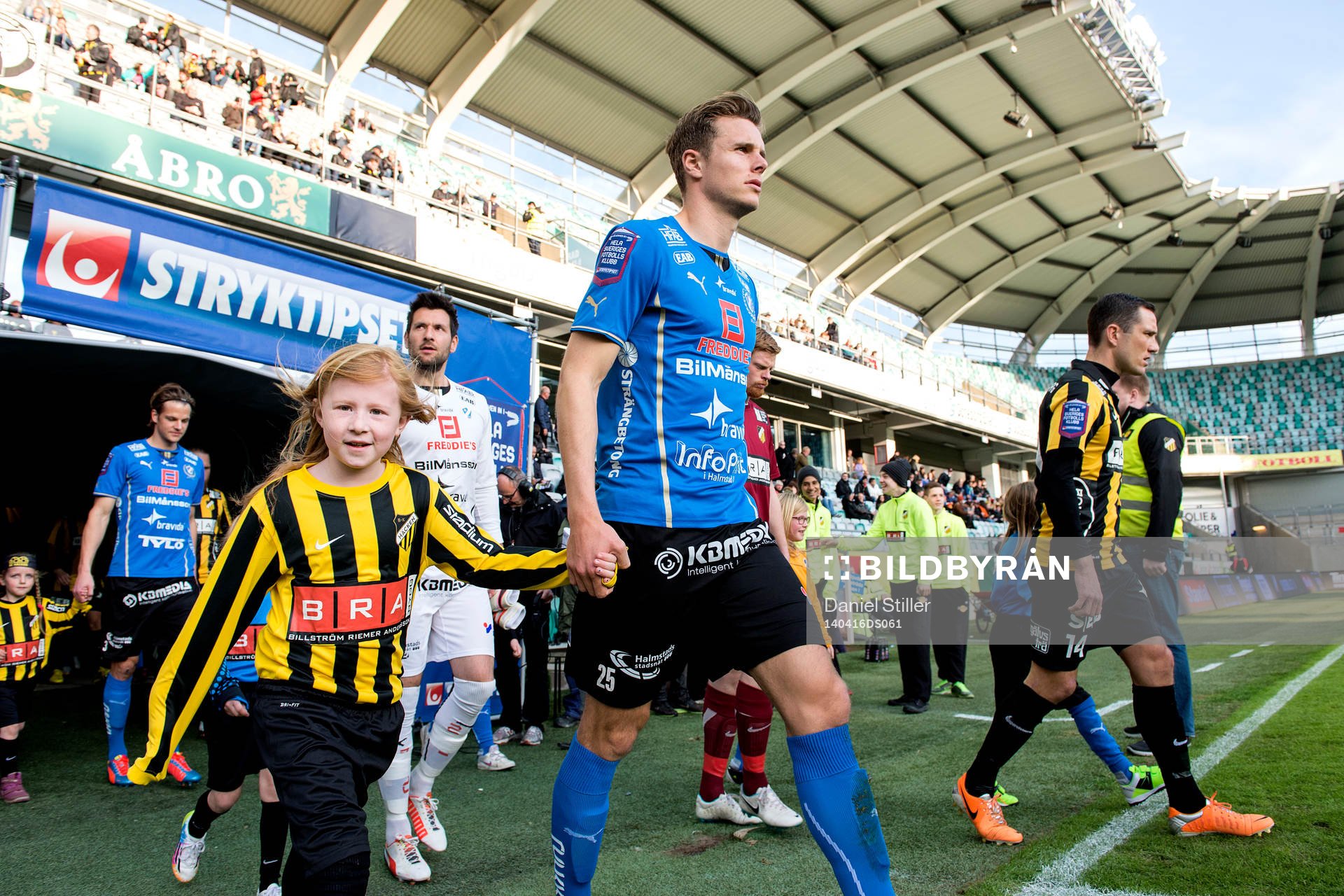 Halmstads Rickard Magyar tågar ut på planen innan