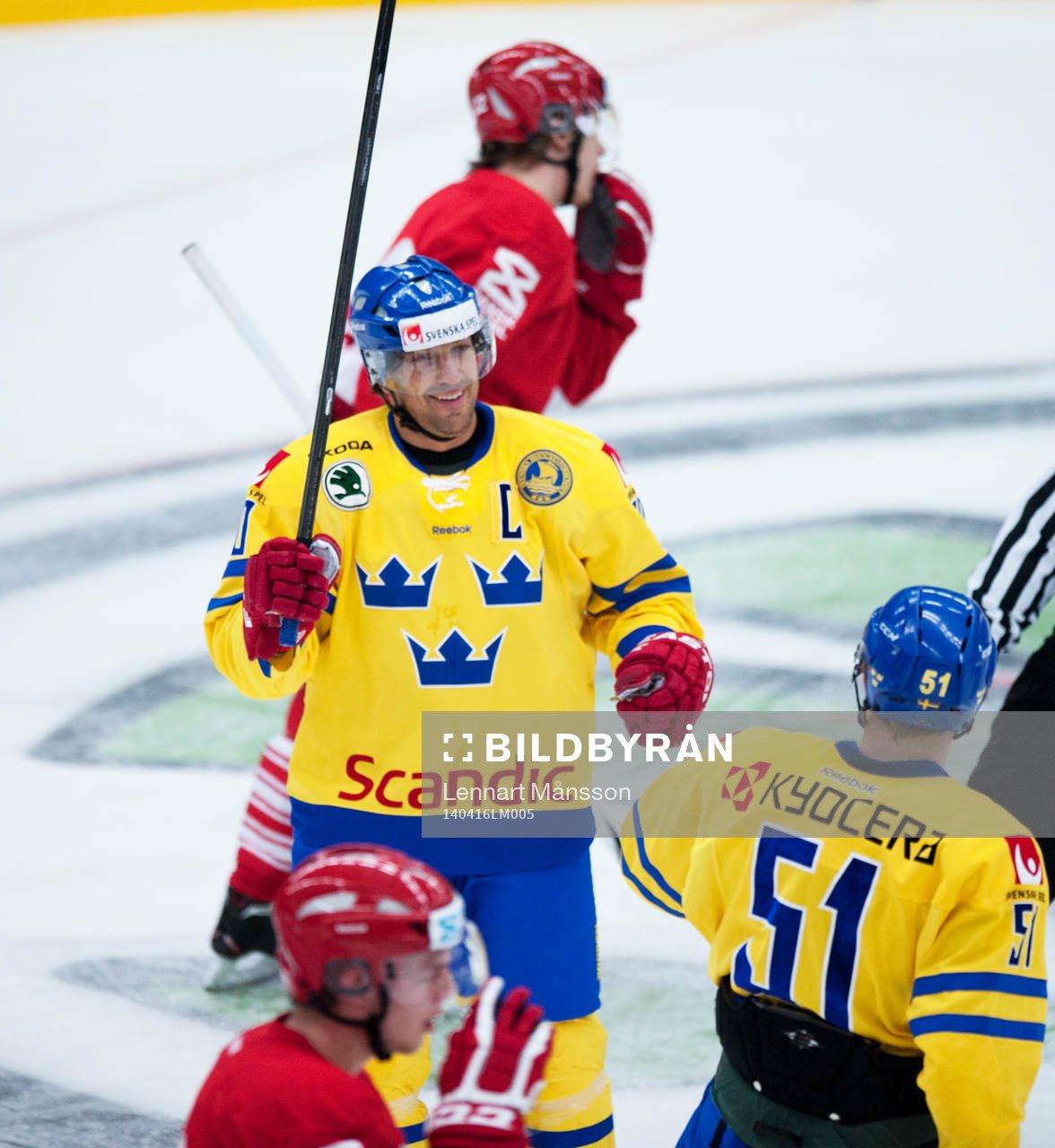 Sveriges Joel Lundqvist har kvitterat till 1-1 och grattas