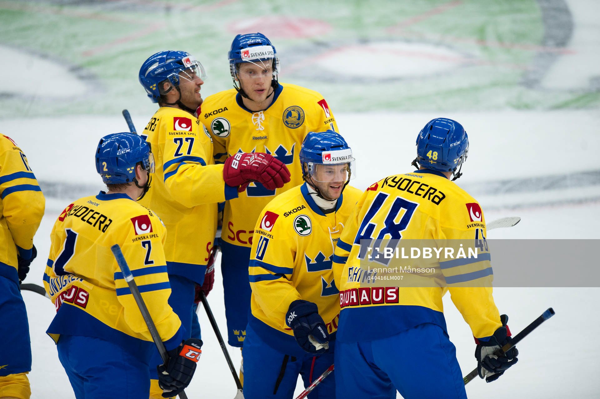 Sveriges Daniel Rahimi har gjort 2-1 och grattas i