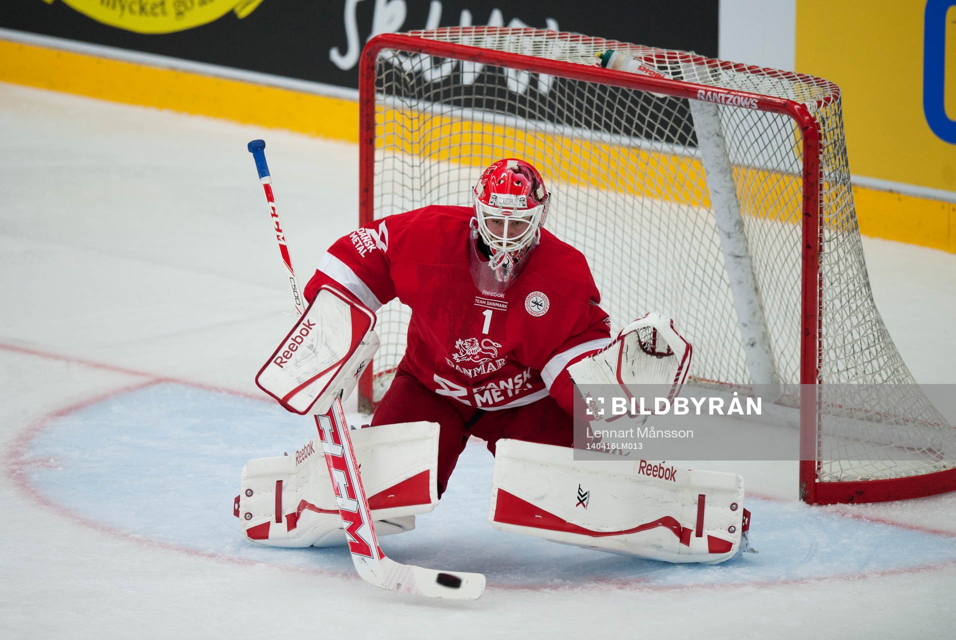 Danmarks målman Patrick Galbraith släpper in ett av