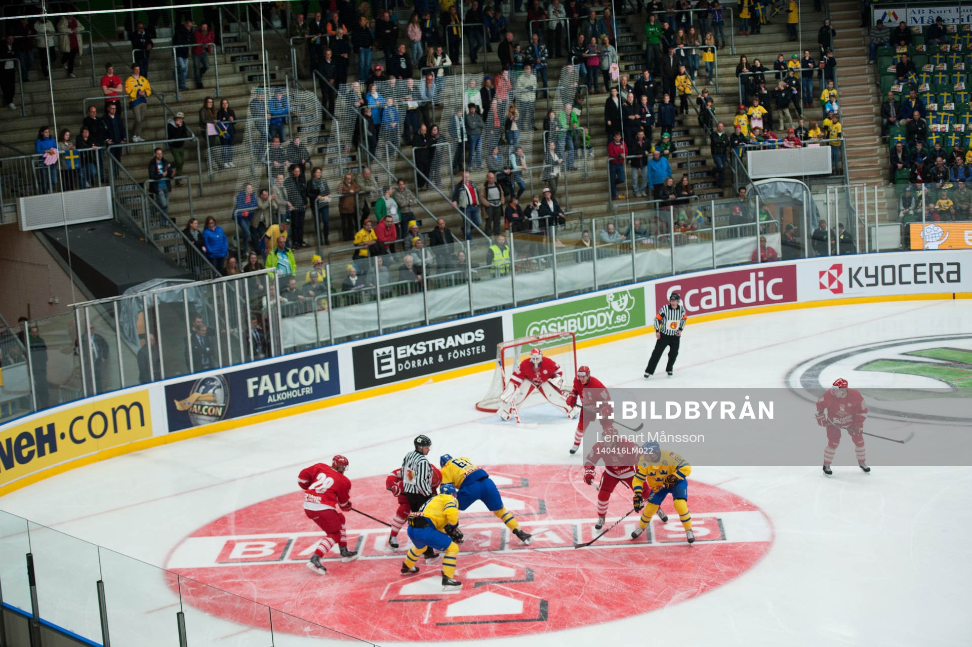 Glest på läktarna i Lindab arena i ishockeylandskampen