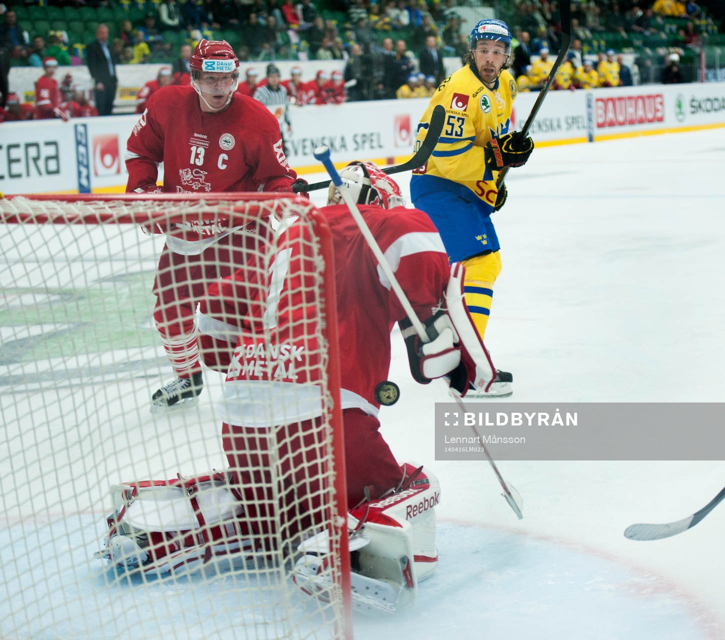 Sveriges Andreas Thuresson och Danmarks målman Patrick