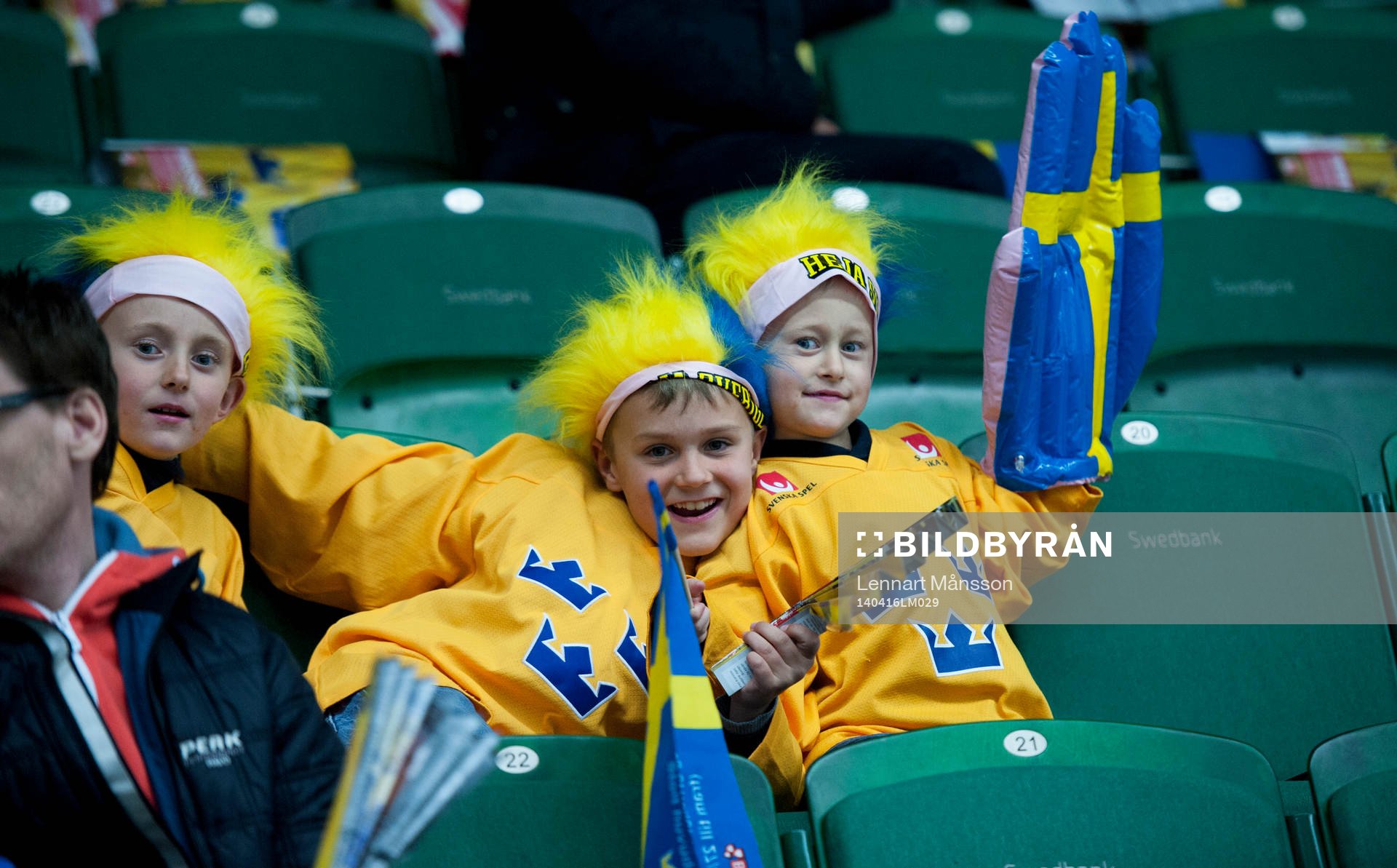 Unga fans på läktaren i ishockeylandskampen mellan
