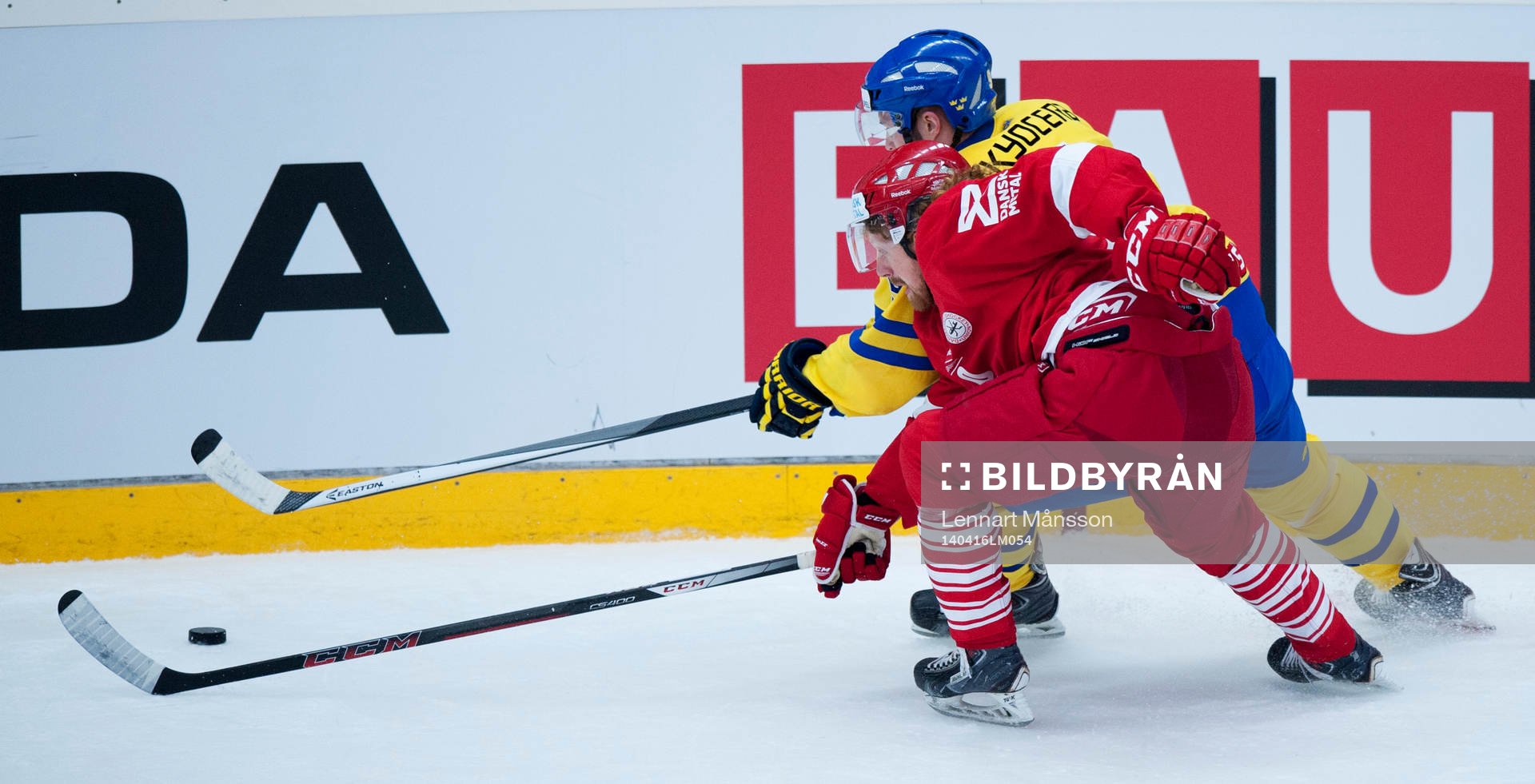 Tuff närkamp vid sargen i ishockeylandskampen mellan