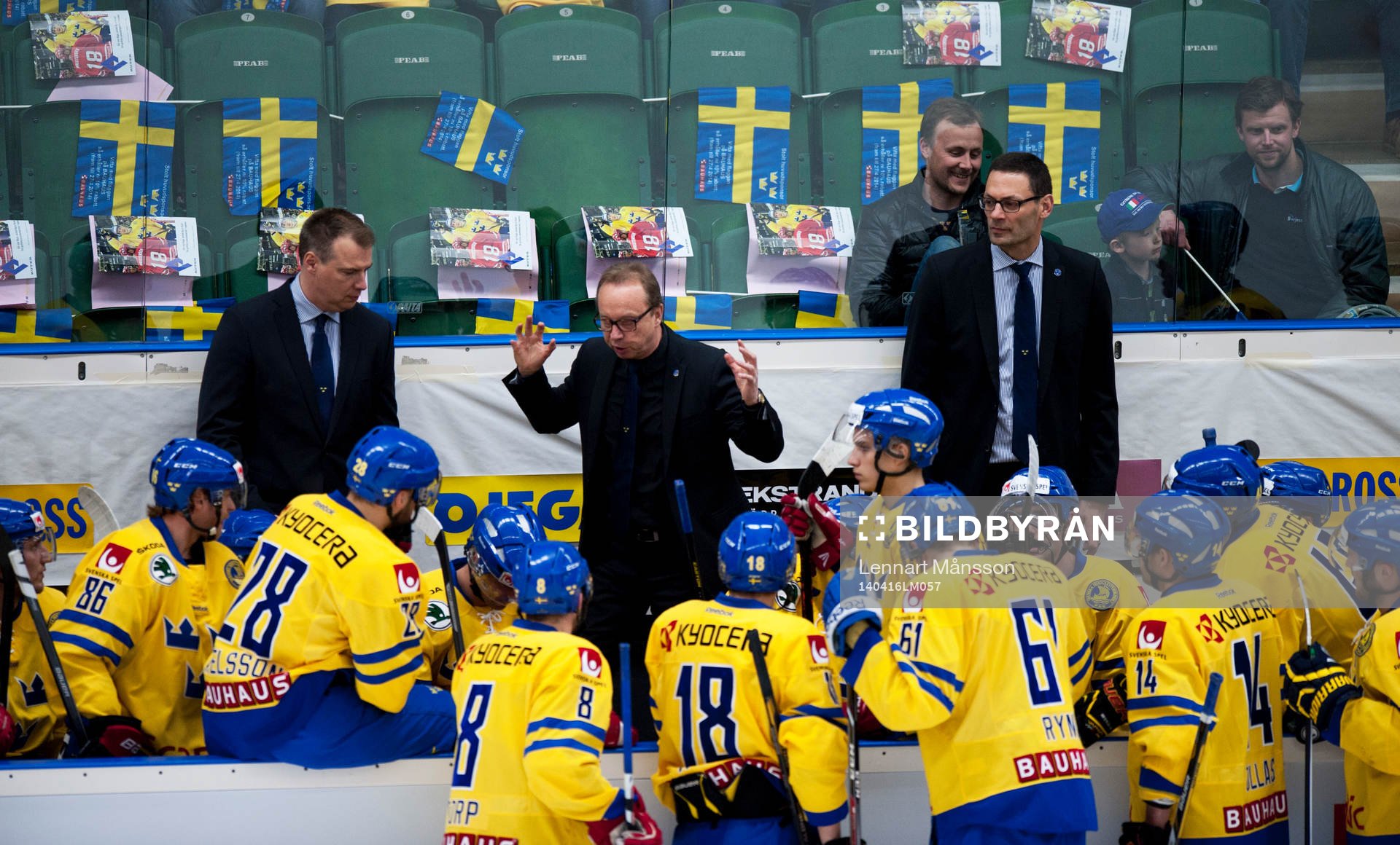Sveriges förbundskapten Pär Mårts coachar sina mannar i
