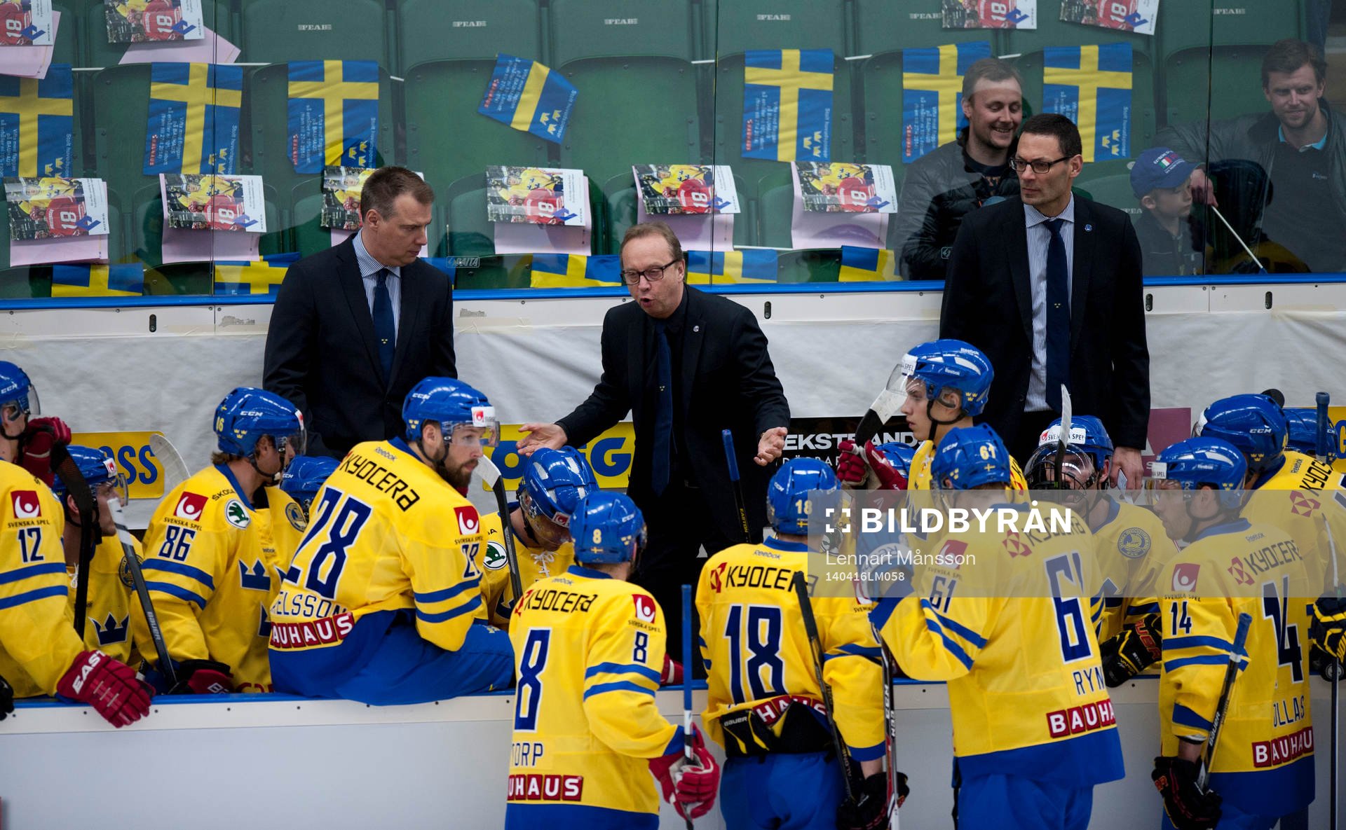 Sveriges förbundskapten Pär Mårts coachar sina mannar i