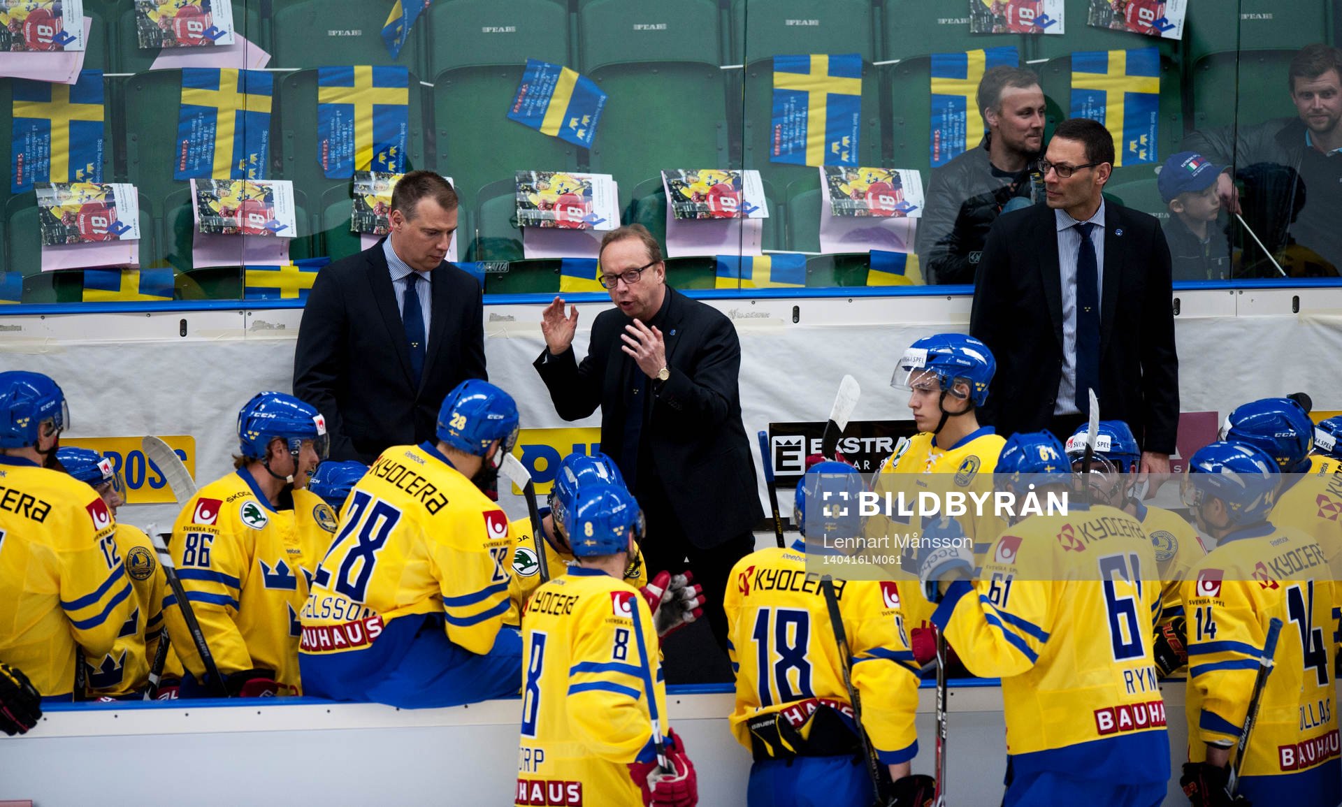 Sveriges förbundskapten Pär Mårts coachar sina mannar i