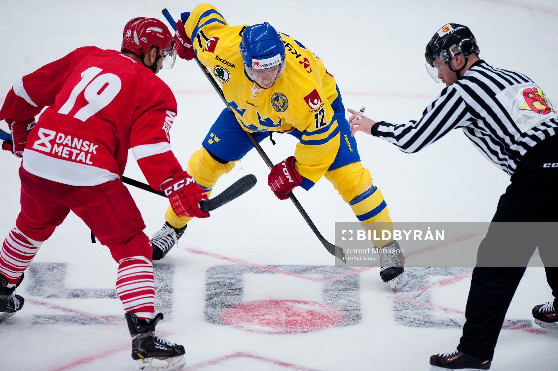 Domaren gör nedsläpp mellan Danmarks Kim Staal och