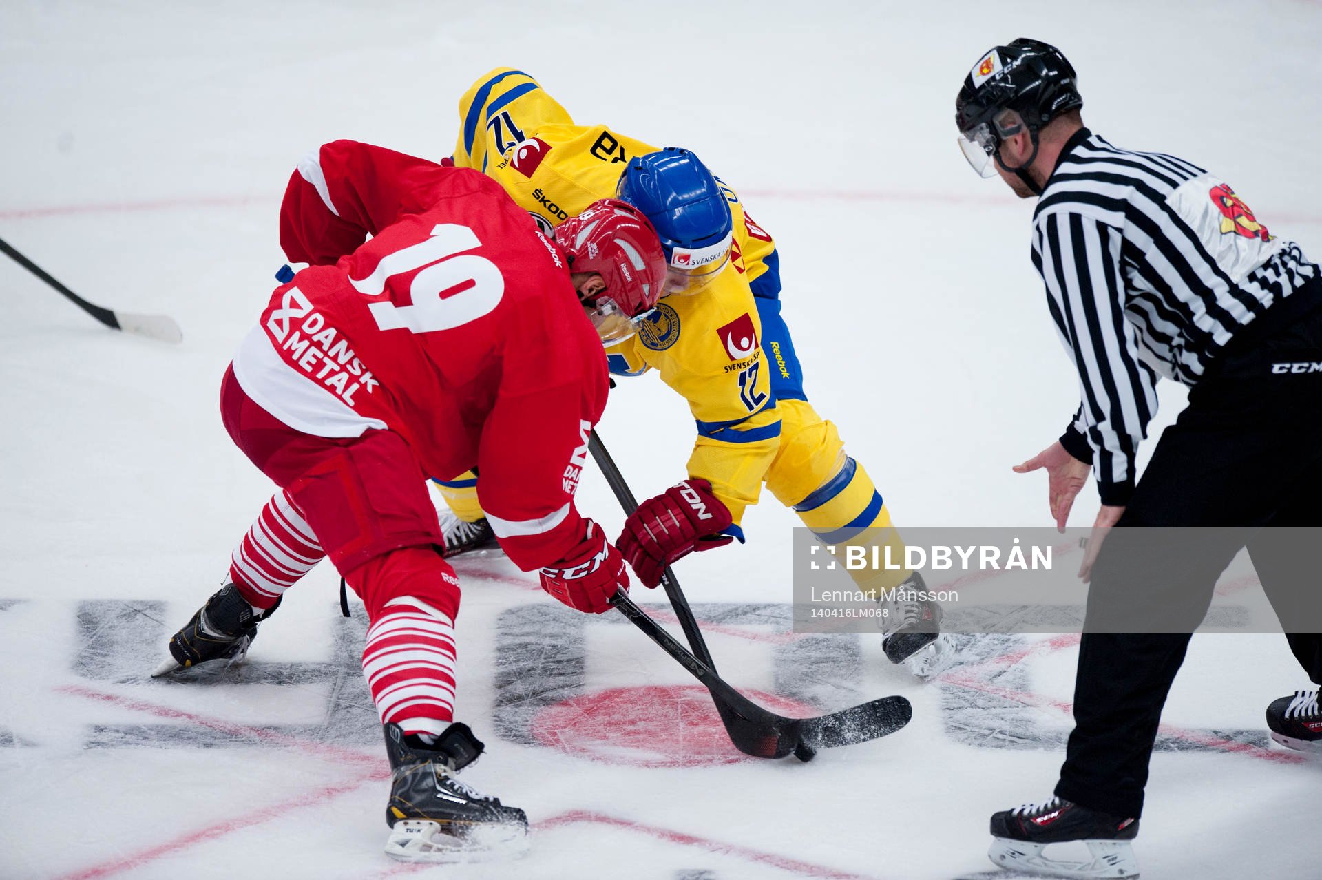 Domaren gör nedsläpp mellan Danmarks Kim Staal och