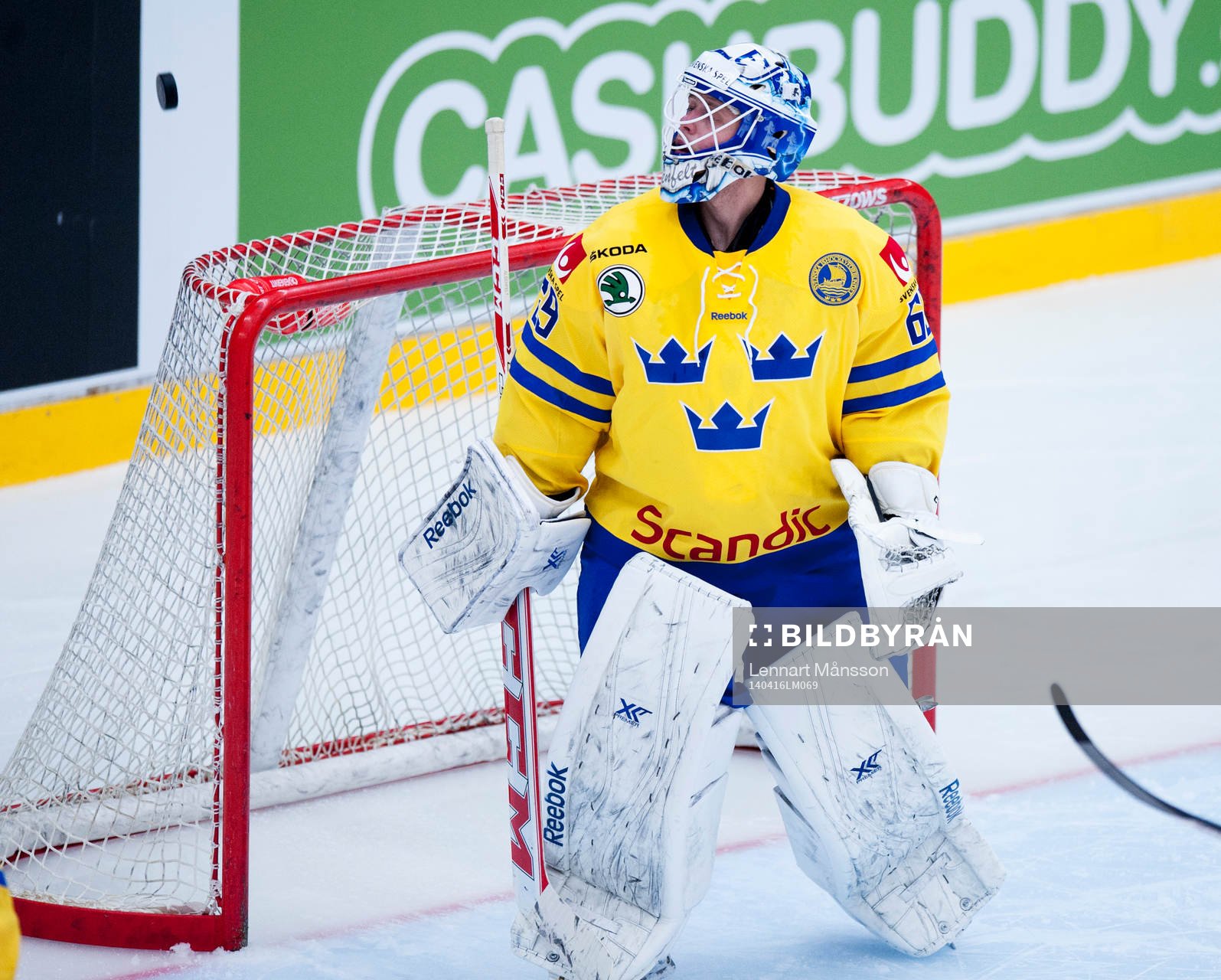 Sveriges målvakt Oscar Alsenfelt ser pucken flyga förbi i