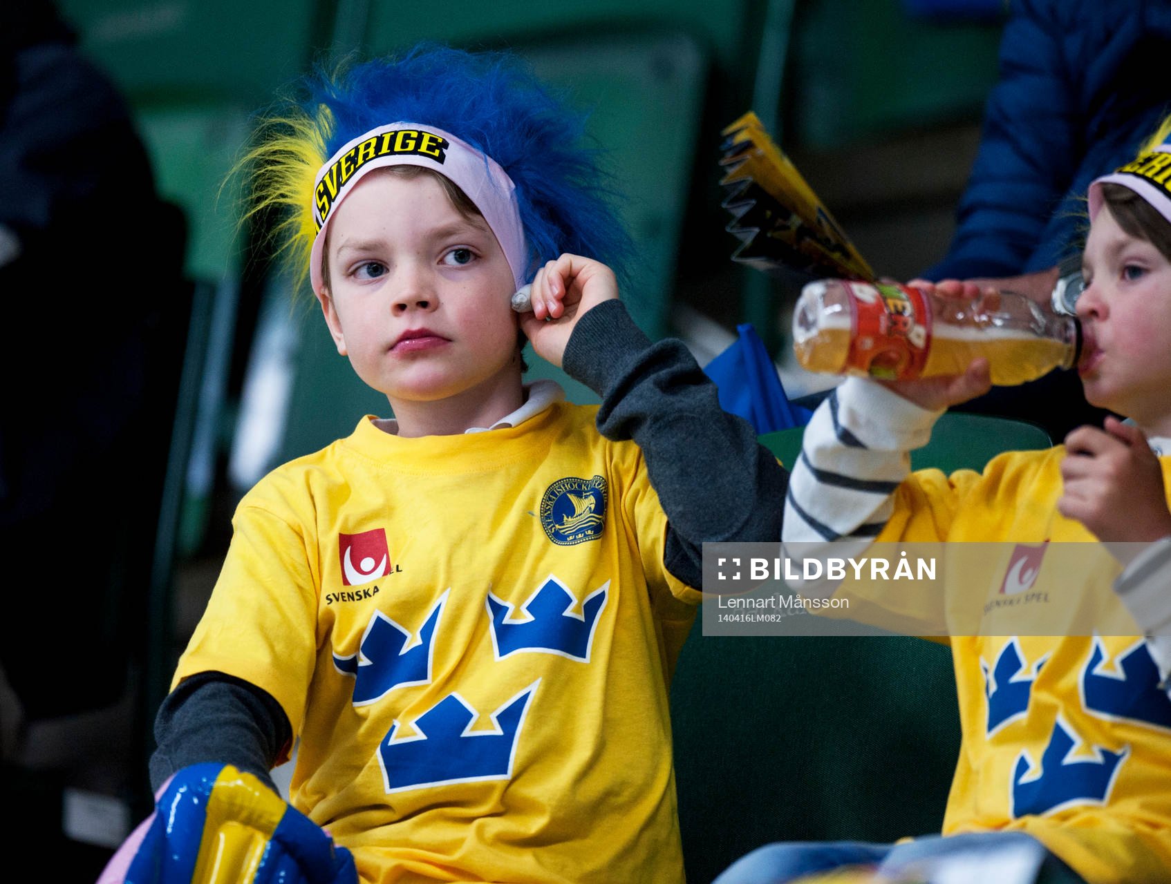 Unga svenska supporters i ishockeylandskampen mellan