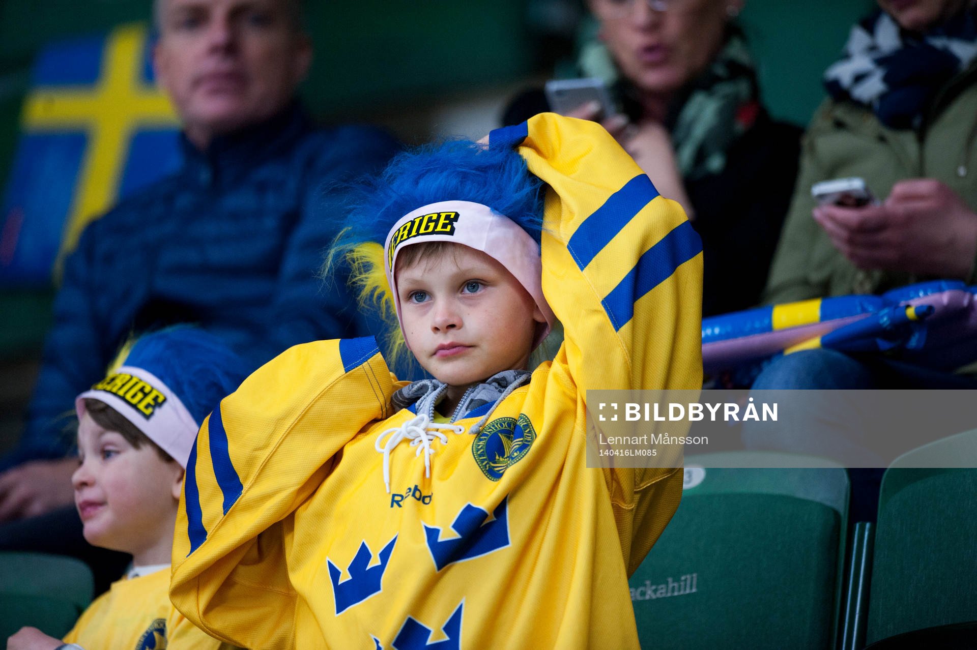 Ung svensk supporter i ishockeylandskampen mellan Sverige