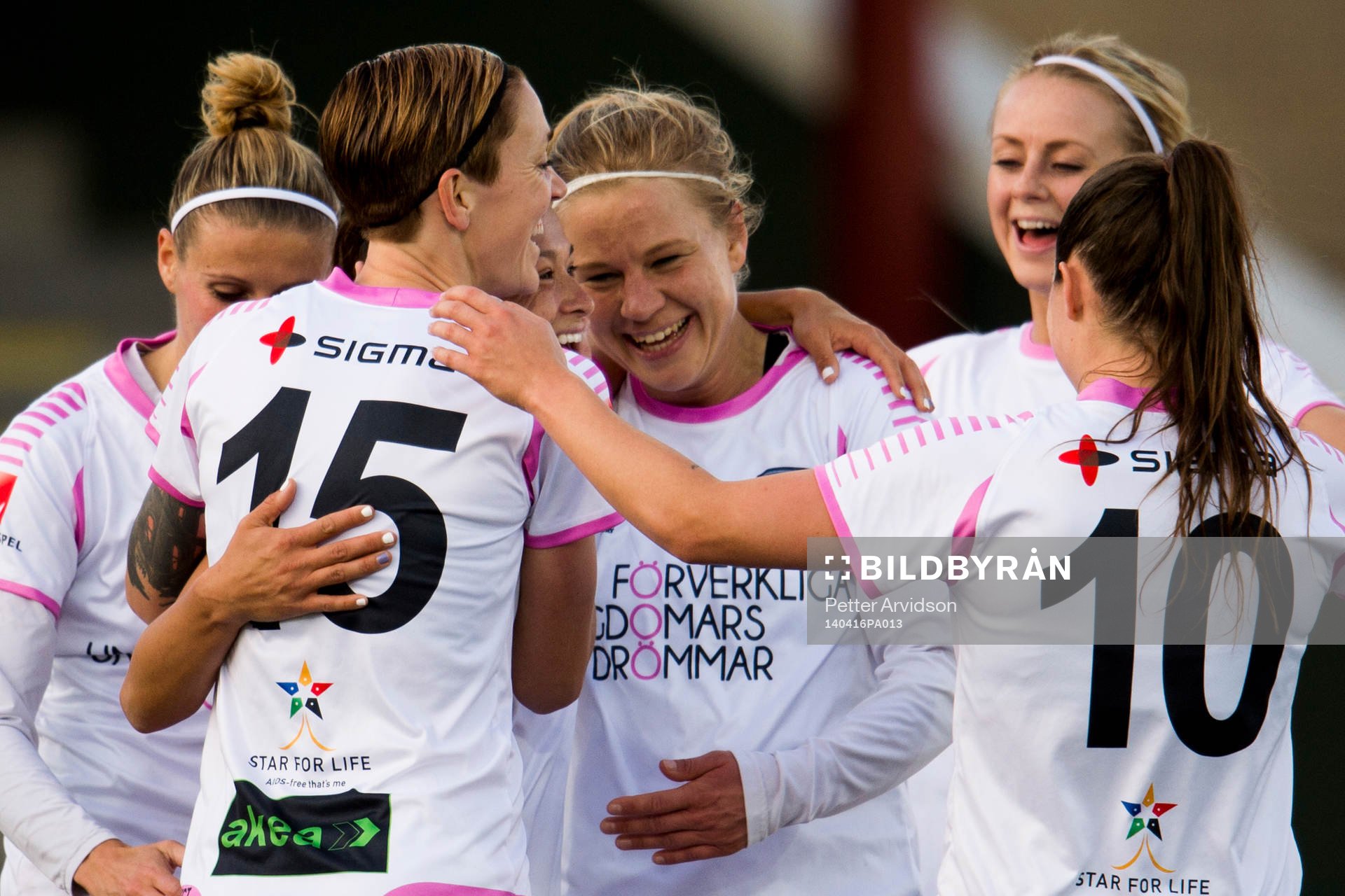 Rosengårds Katrin Schmidt (m) firar Alexandra Riley (ej i