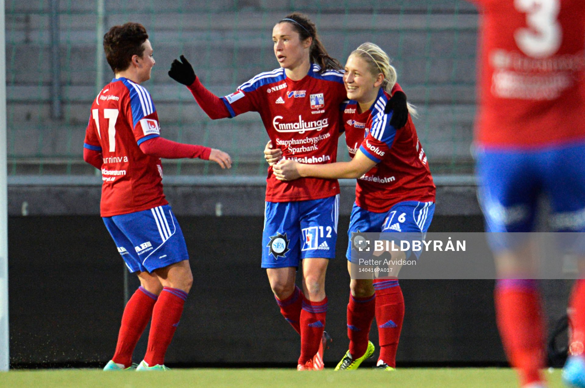 Vittsjös Johanna Ejdelind (th) jublar med Jane Ross och