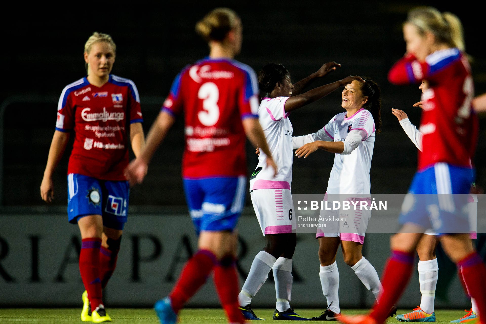 Rosengårds Anita Asante och Alexandra Riley jublar och