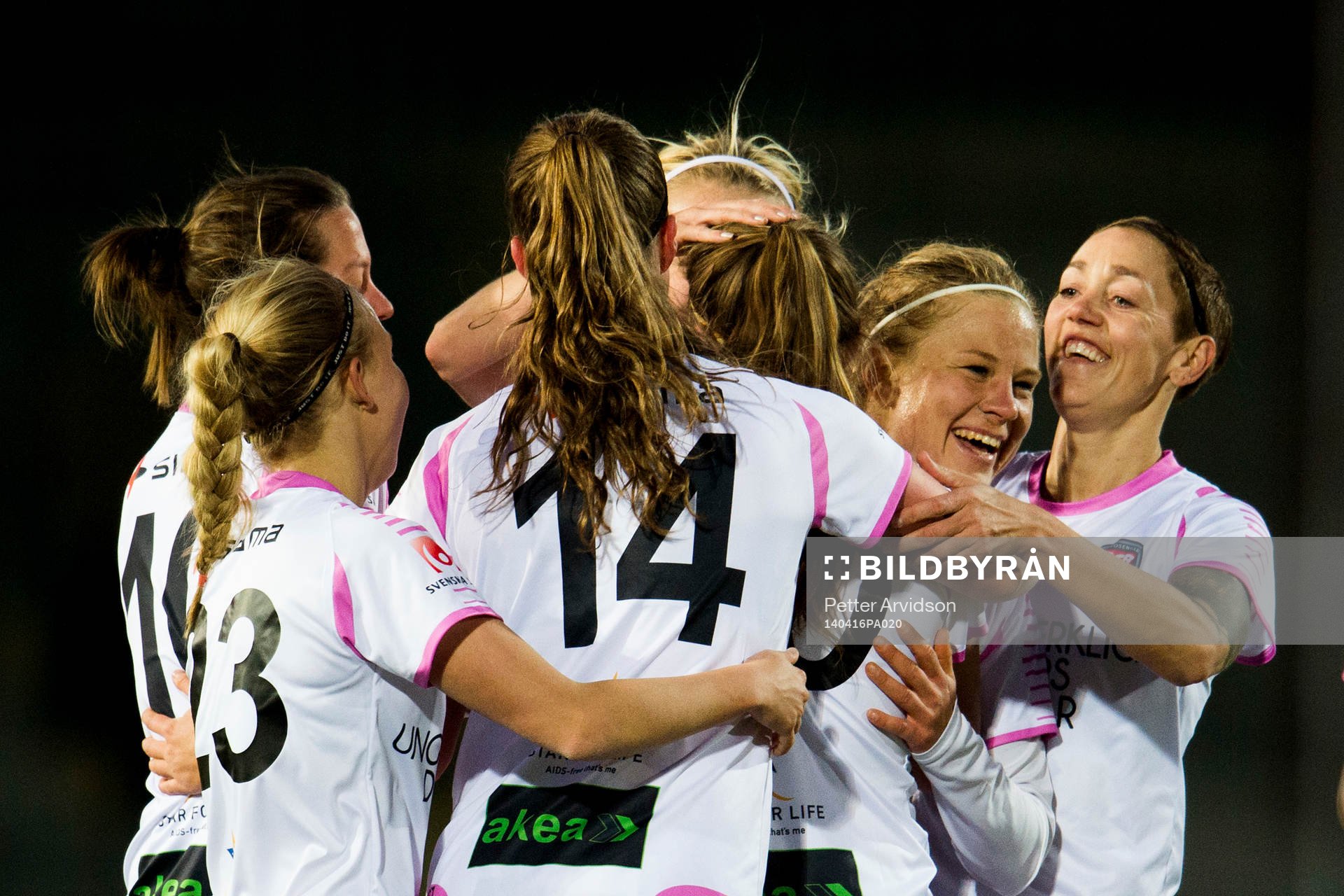 Rosengårds Katrin Schmidt och Therese Sjögran firar med