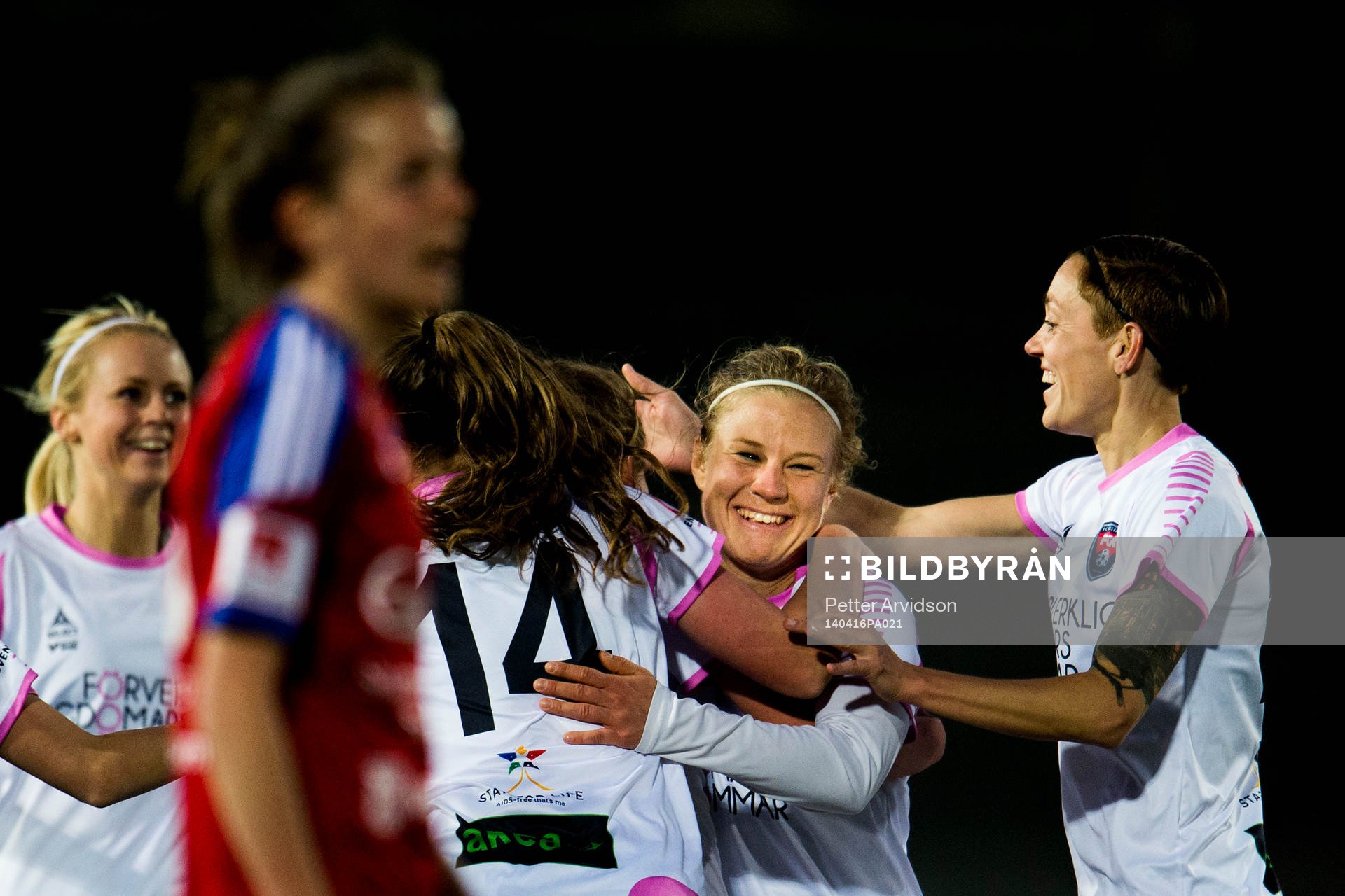 Rosengårds Katrin Schmidt och Therese Sjögran firar med