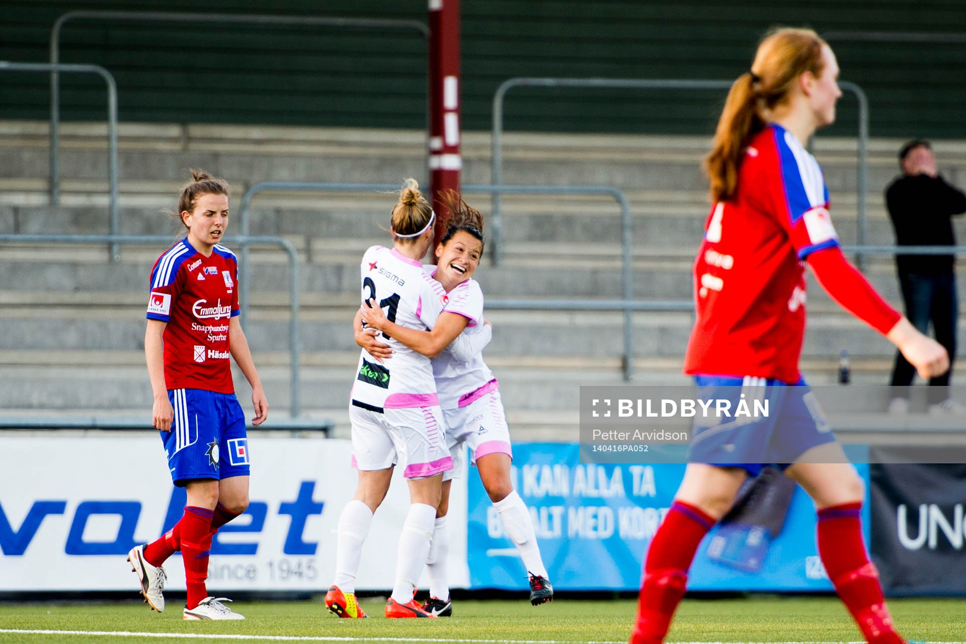 Rosengårds Anja Mittag jublar med Alexandra Riley