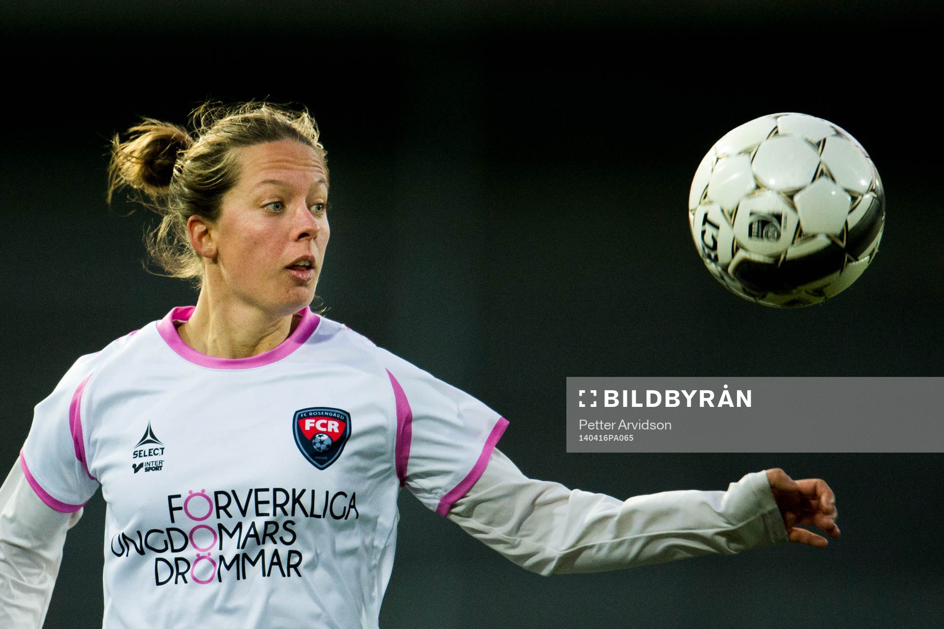 Rosengårds Lina Nilsson med blicken på bollen
