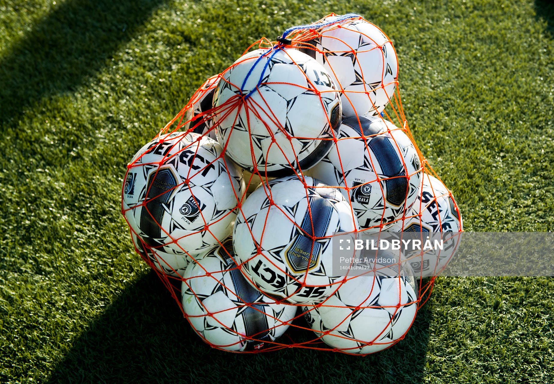 Ett nät med bollar under fotbollsmatchen i Damallsvenskan mellan FC Rosengård och Vittsjö den 16 april 2014 i Malmö.