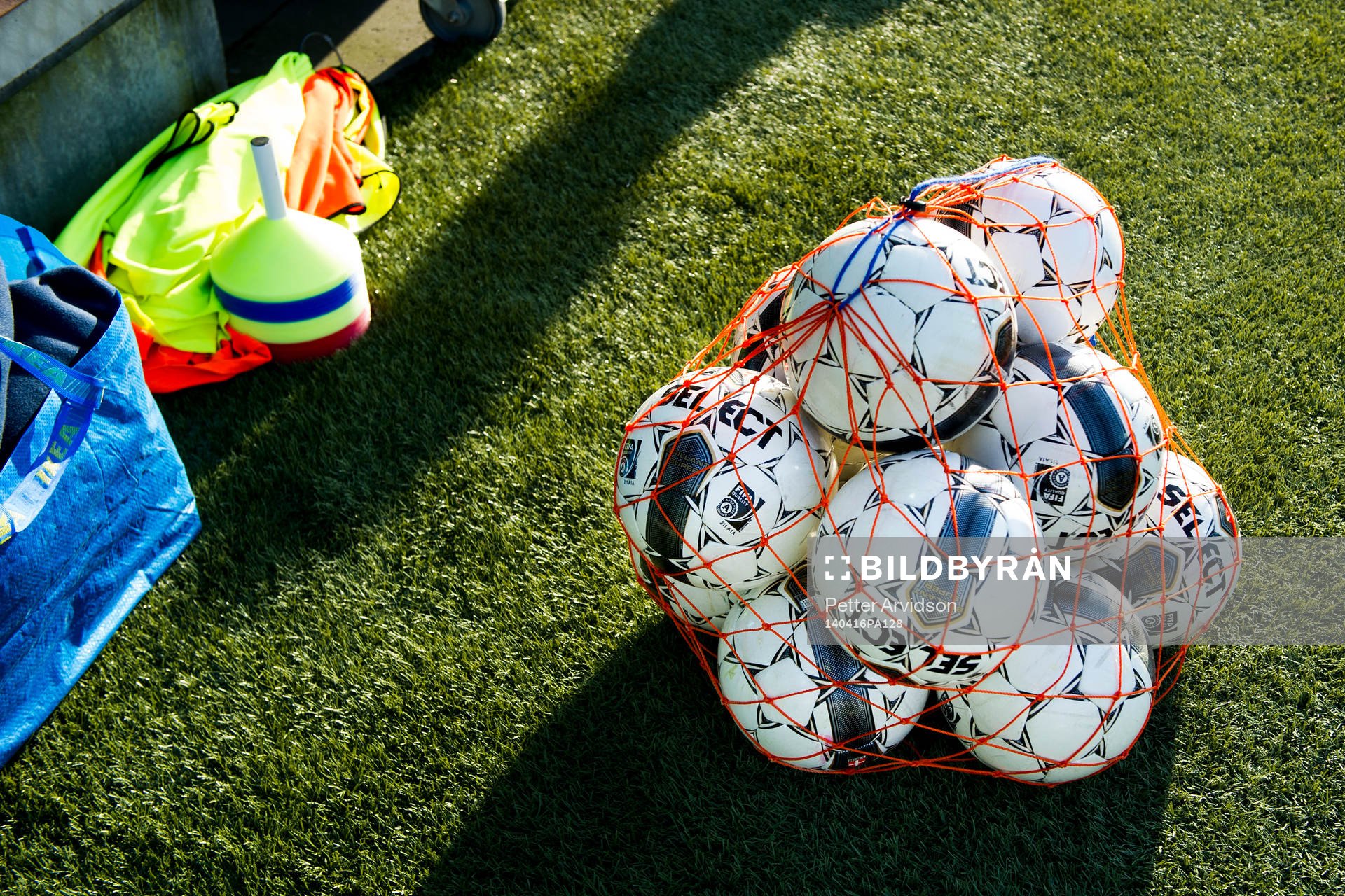 Ett nät med bollar under fotbollsmatchen i Damallsvenskan mellan FC Rosengård och Vittsjö den 16 april 2014 i Malmö.