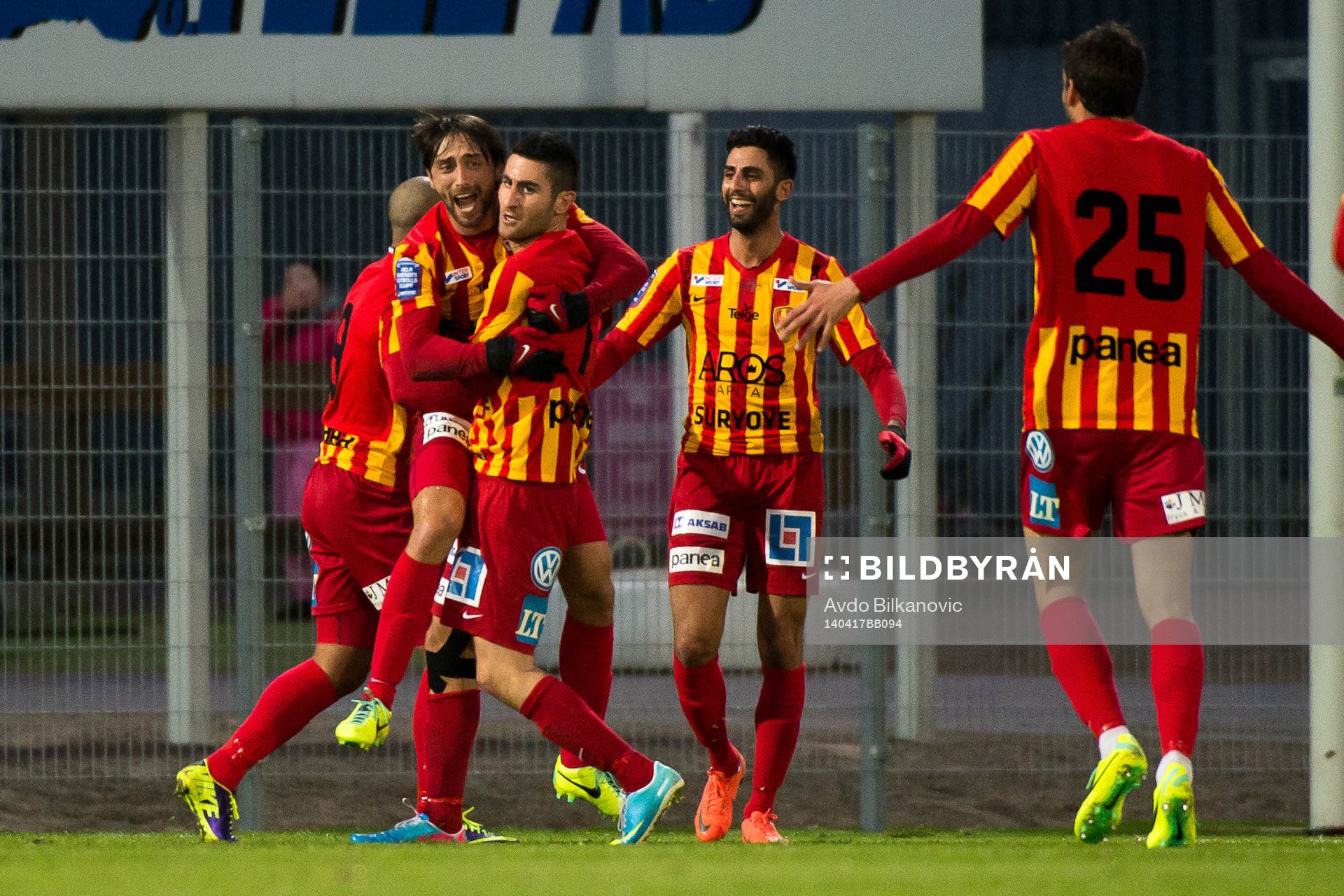 Syrianskas Diego Brum och Saman Ghoddos jublar
