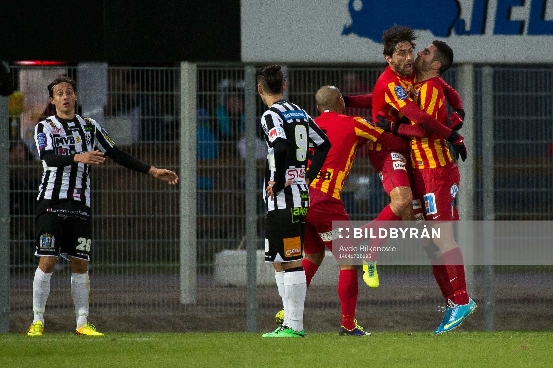 Syrianska Diego Brum och Saman Ghoddos jublar