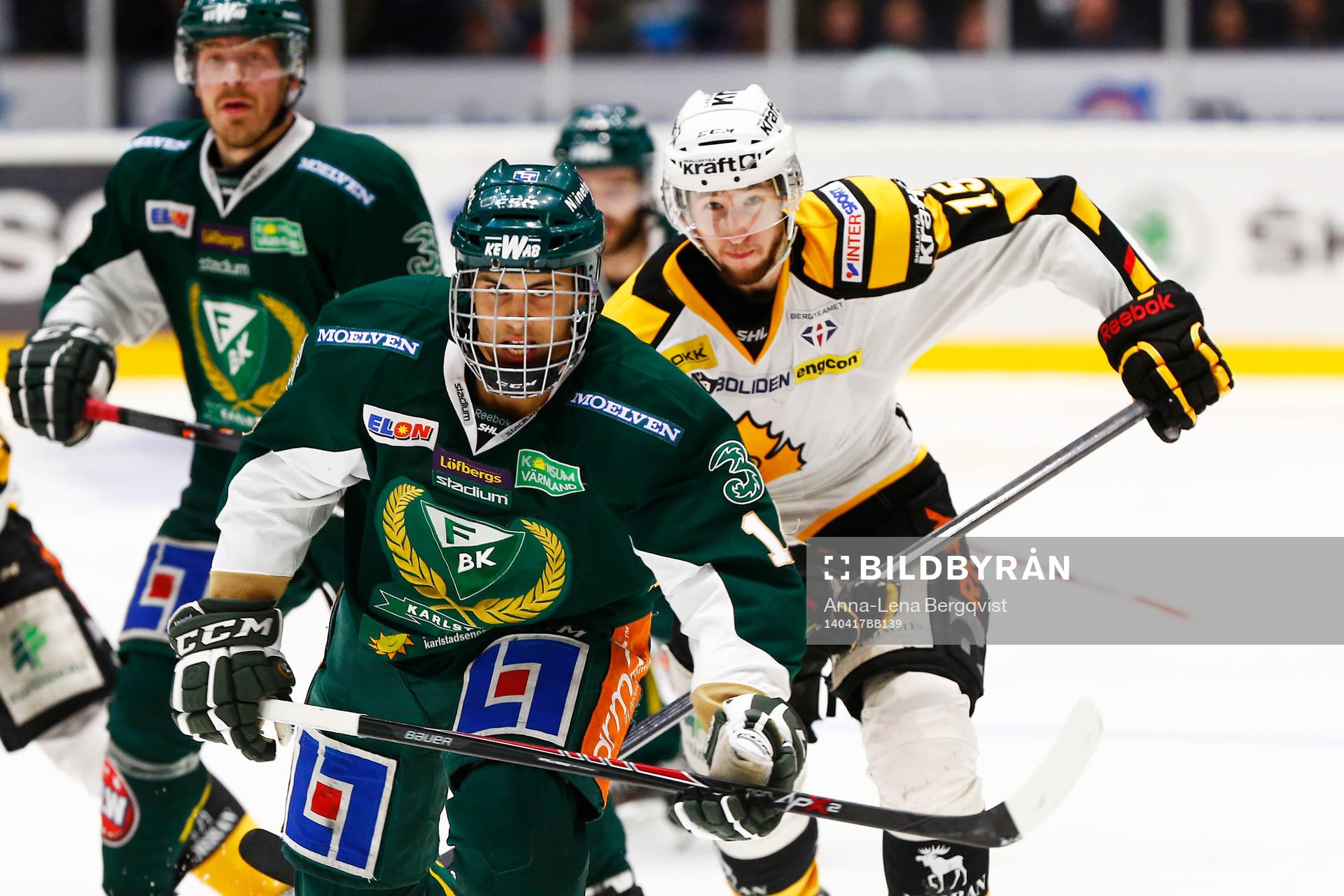 Färjestads Oliver Kylington jagas av Skellefteås Melker
